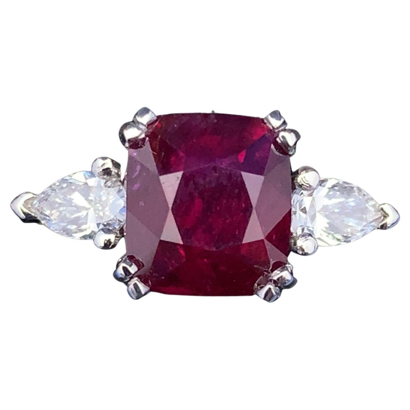 Anillo de platino con rubí talla cojín de 3,27 quilates