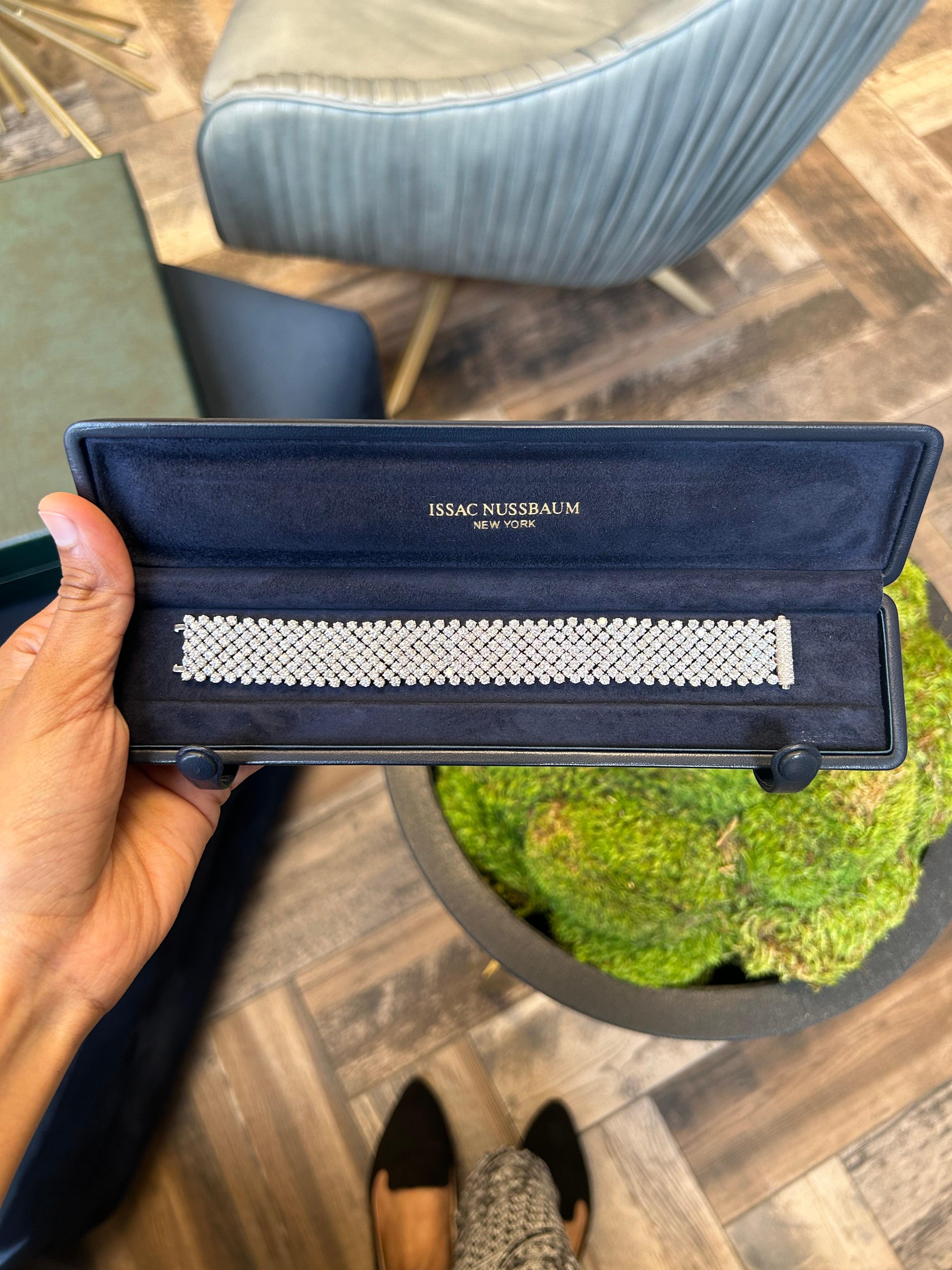 Immagina di adornare il tuo polso con un'opera d'arte, un simbolo di eleganza e raffinatezza che trascende la semplice moda. Si tratta di un bracciale con strass in oro bianco 18 carati da 33,20 carati, un capolavoro che combina il lusso degli