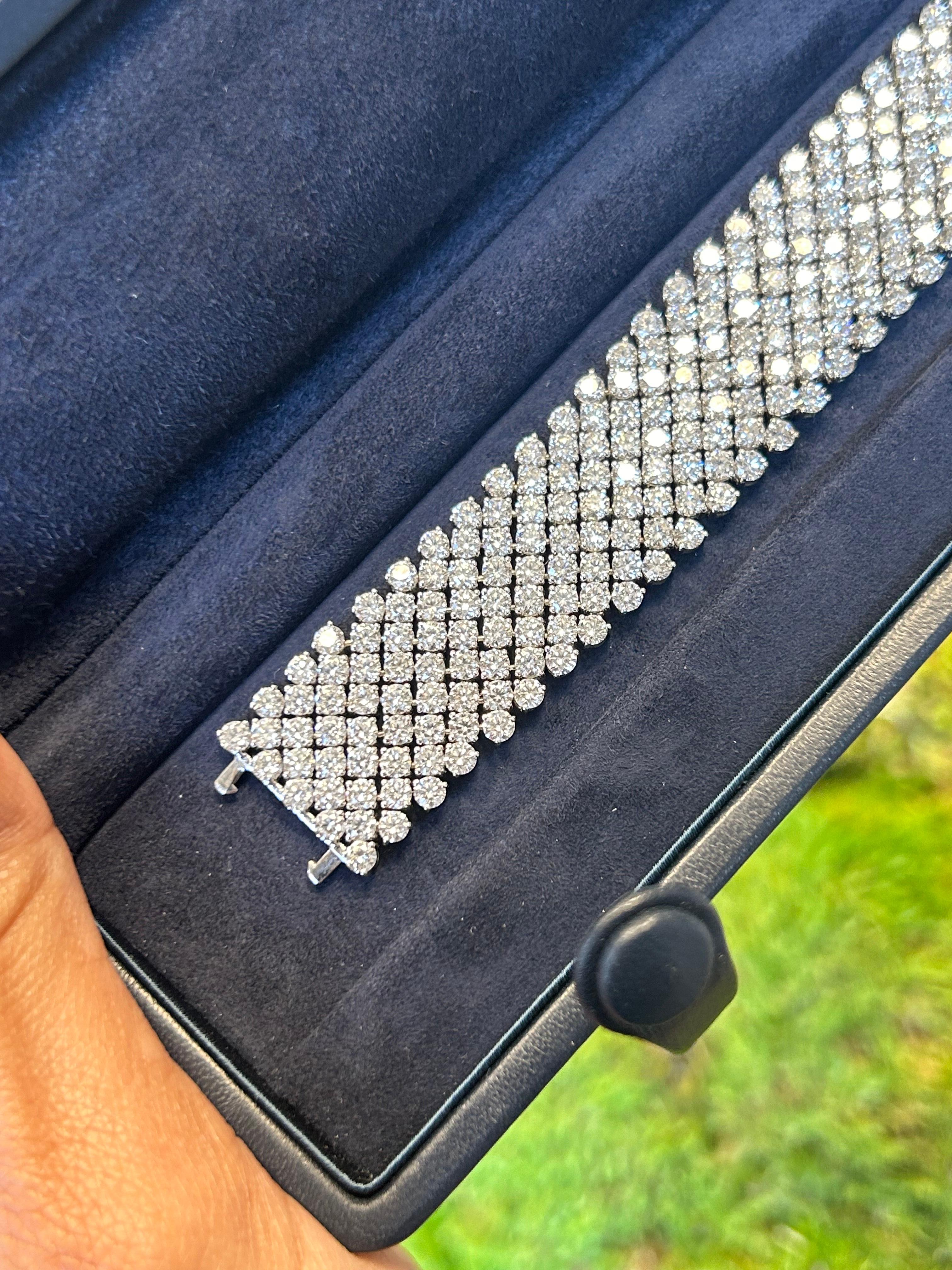 Taglio rotondo Bracciale con diamanti a maglia di seta in oro bianco 18 carati da 33,20 carati di Issac Nussbaum. in vendita