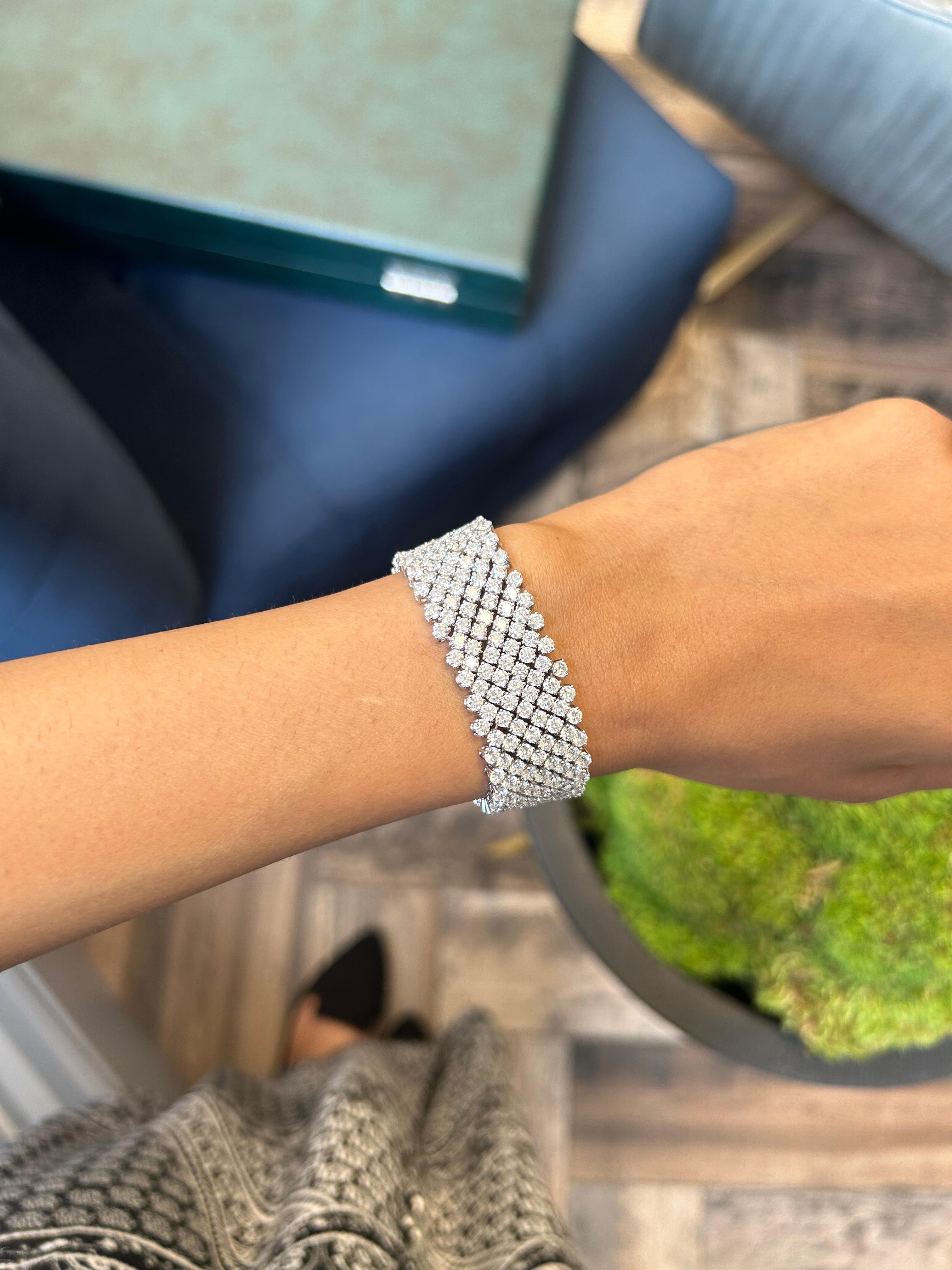 Donna Bracciale con diamanti a maglia di seta in oro bianco 18 carati da 33,20 carati di Issac Nussbaum. in vendita