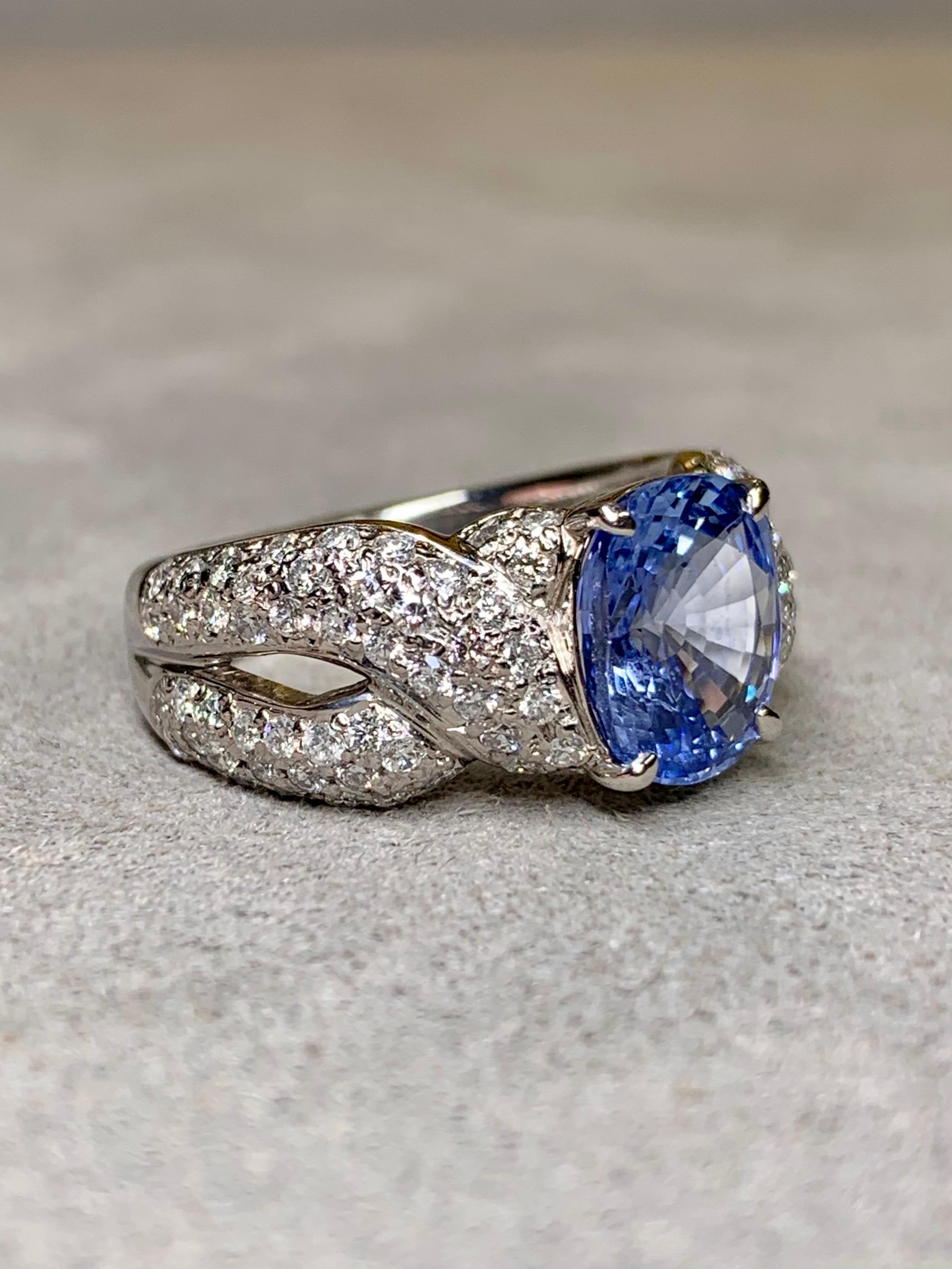 Contemporaneo Anello in platino con zaffiro di Ceylon non riscaldato e diamante da 3,35 carati con rapporto GIA in vendita