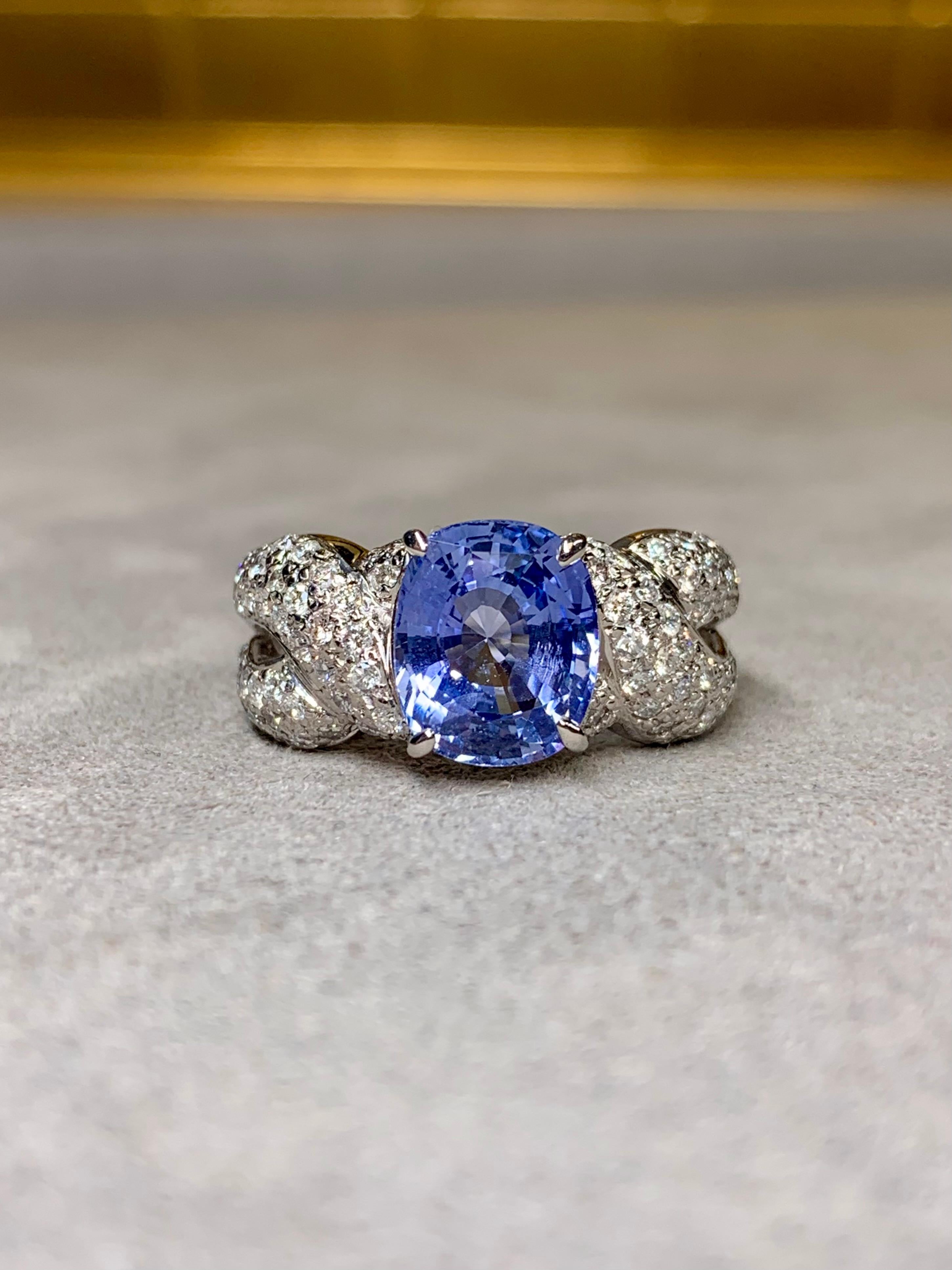 Taglio cuscino Anello in platino con zaffiro di Ceylon non riscaldato e diamante da 3,35 carati con rapporto GIA in vendita