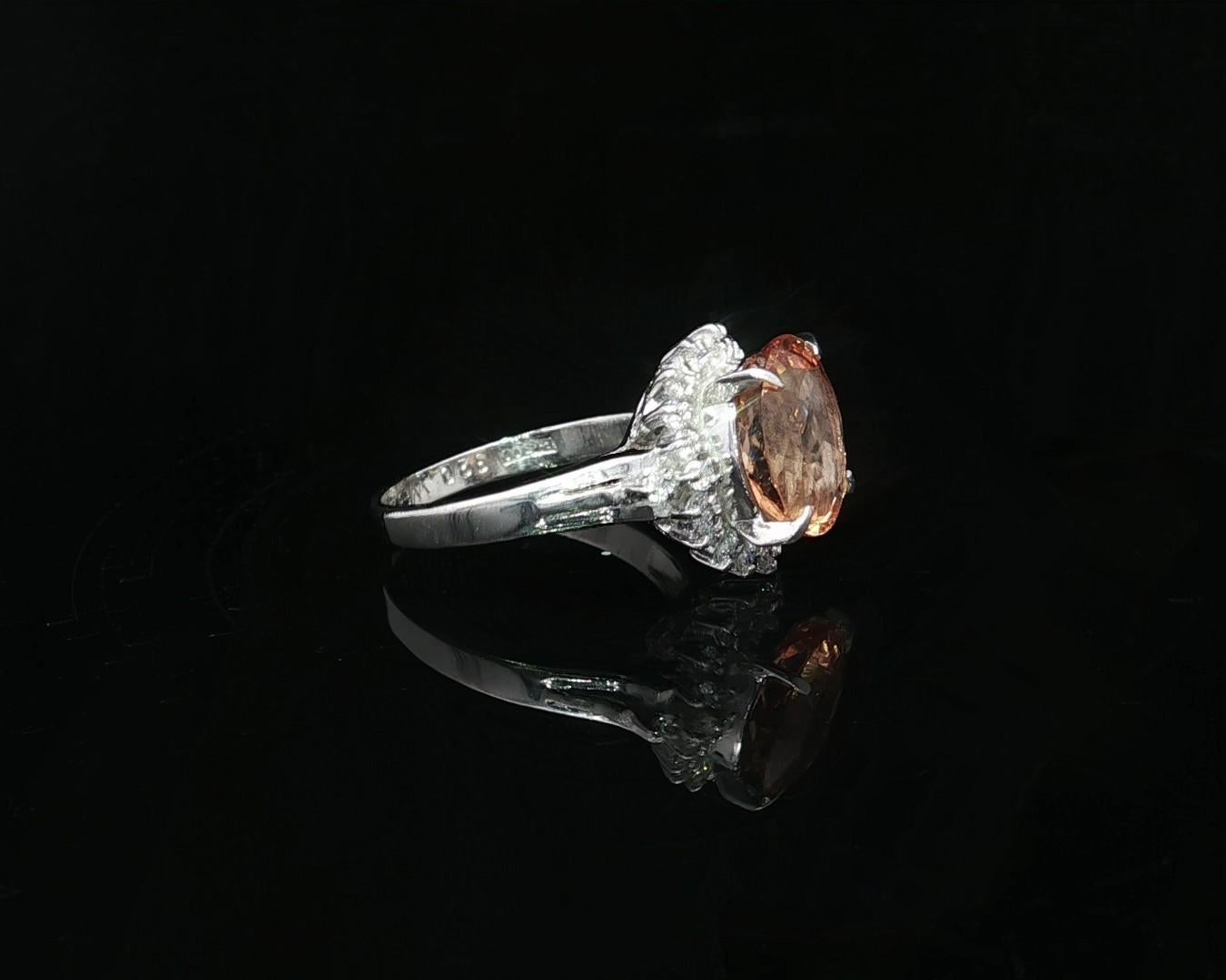 Anillo de Platino con Halo de Diamantes y Topacio Naranja Dorado de 3,46 ctw Corte oval en venta