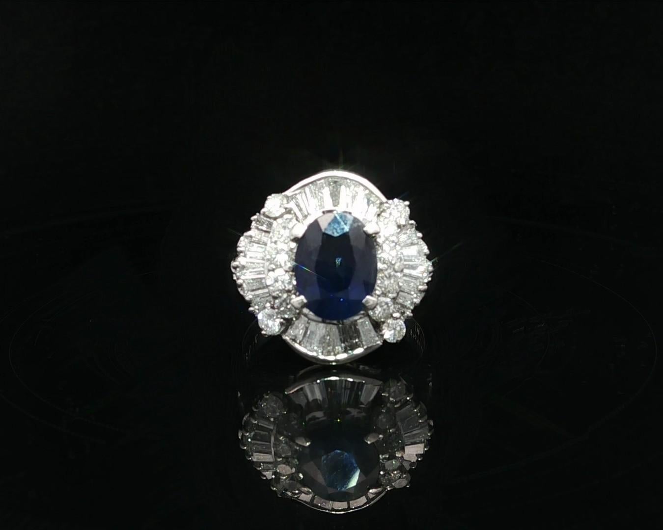 Anello svasato in platino con zaffiro ovale grande da 3,48 carati e diamanti tondi e baguette in vendita 5