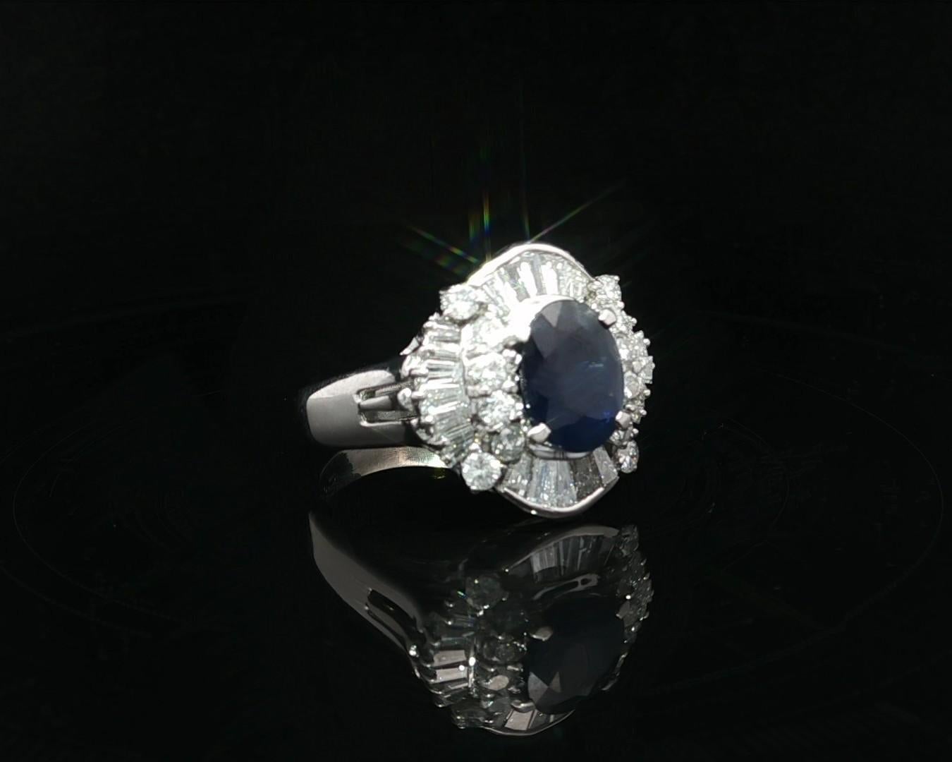 Anello svasato in platino con zaffiro ovale grande da 3,48 carati e diamanti tondi e baguette in vendita 6