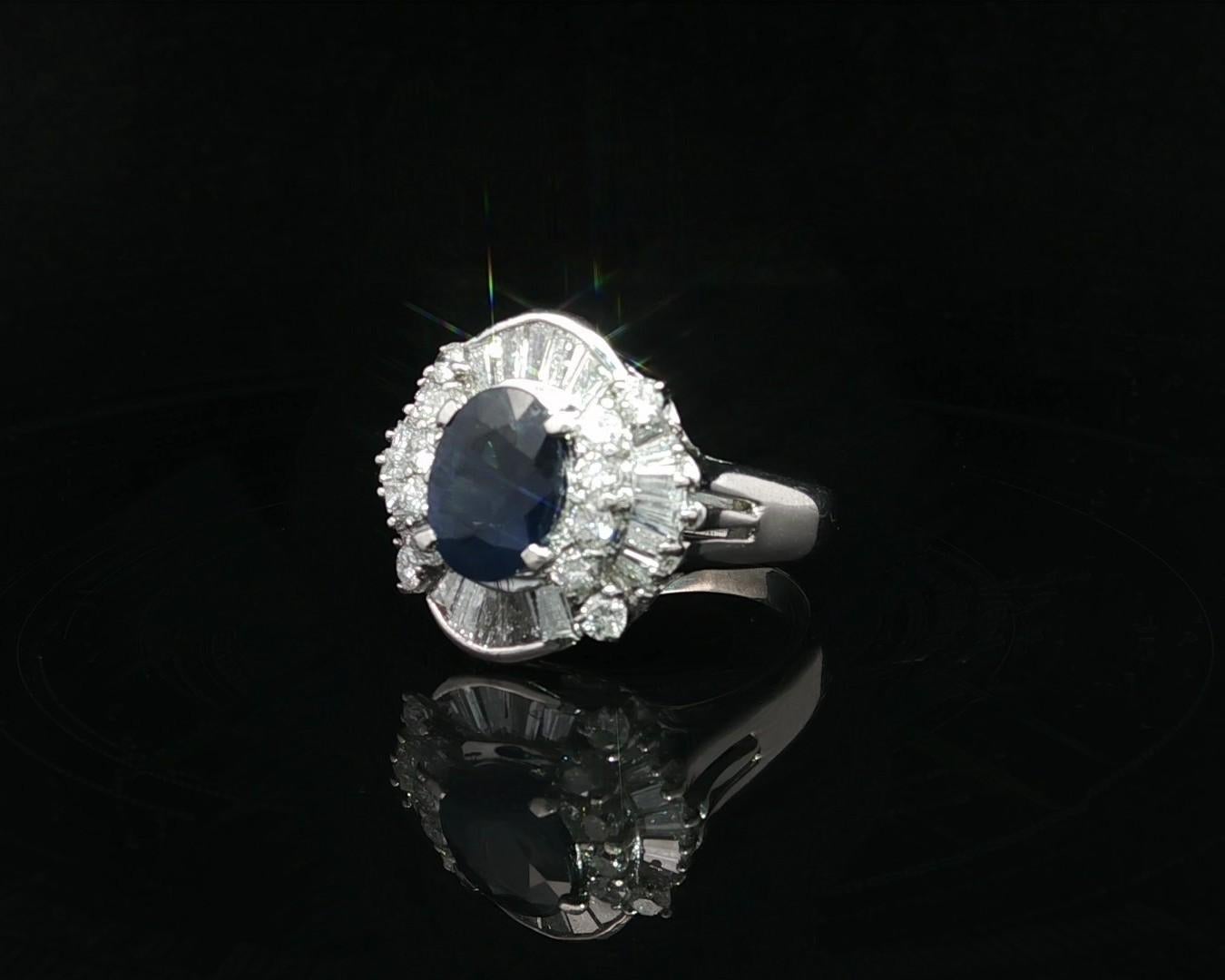 Anello svasato in platino con zaffiro ovale grande da 3,48 carati e diamanti tondi e baguette in vendita 7