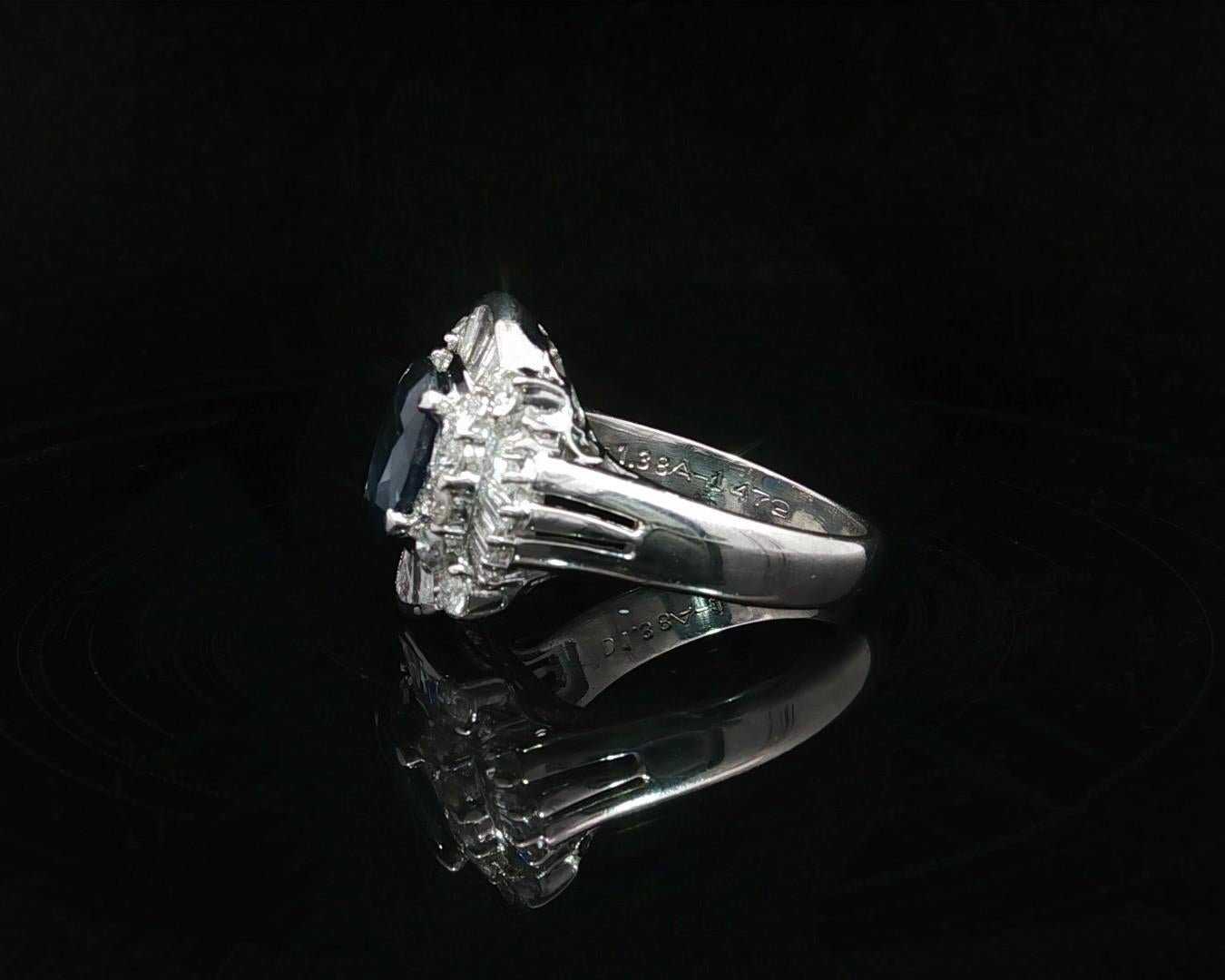 Anello svasato in platino con zaffiro ovale grande da 3,48 carati e diamanti tondi e baguette in vendita 8