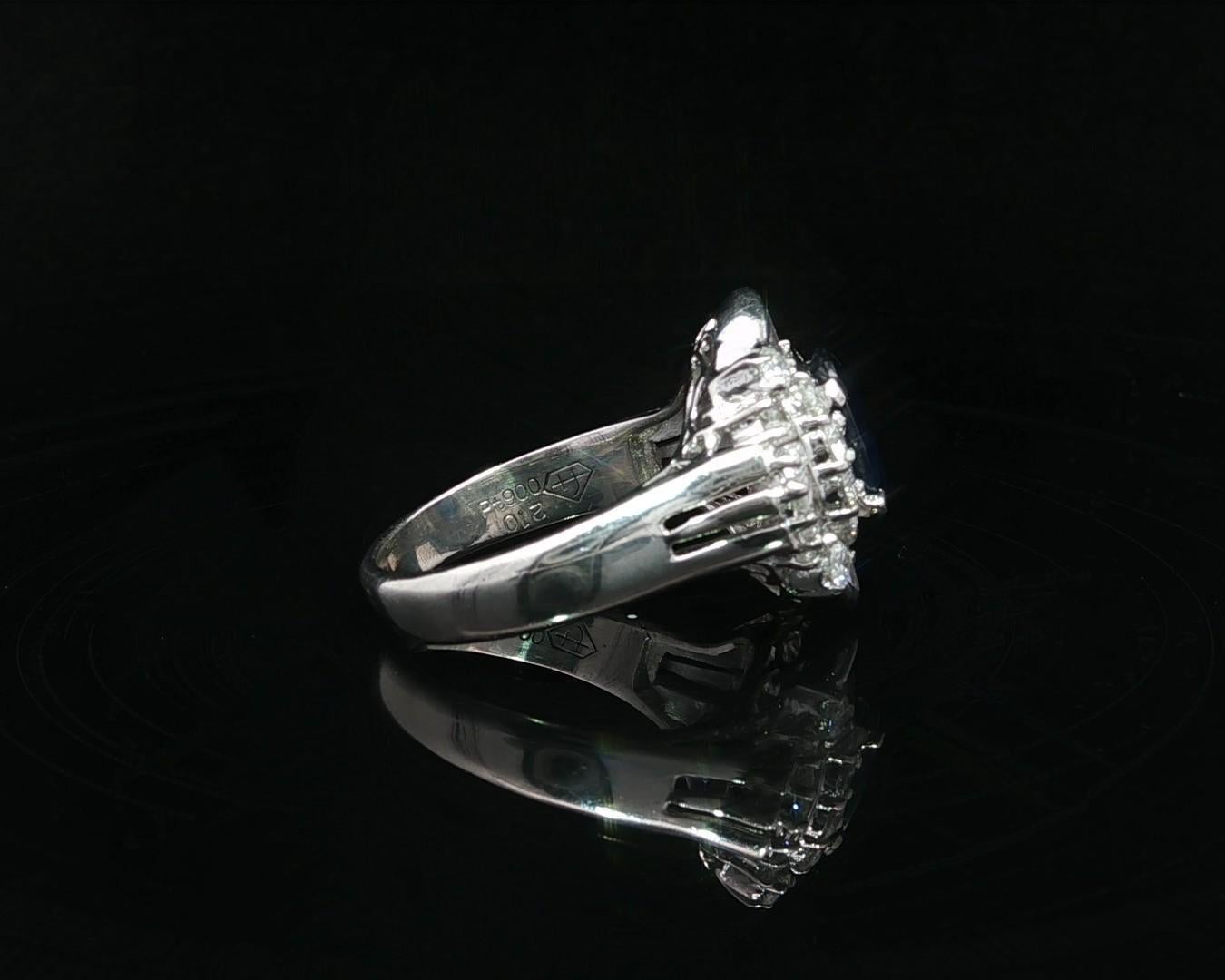 Anello svasato in platino con zaffiro ovale grande da 3,48 carati e diamanti tondi e baguette in vendita 9
