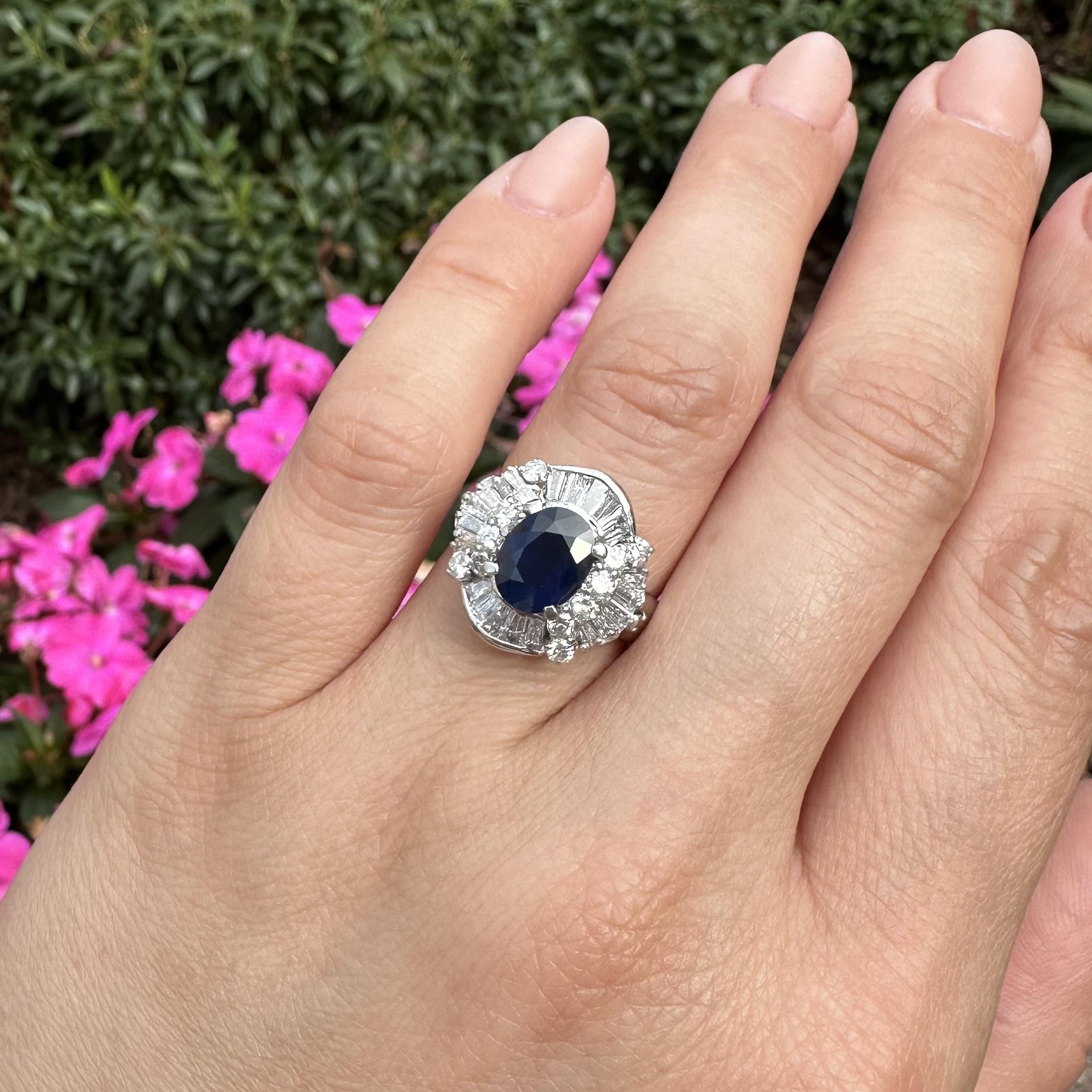 Anello svasato in platino con zaffiro ovale grande da 3,48 carati e diamanti tondi e baguette in vendita 10