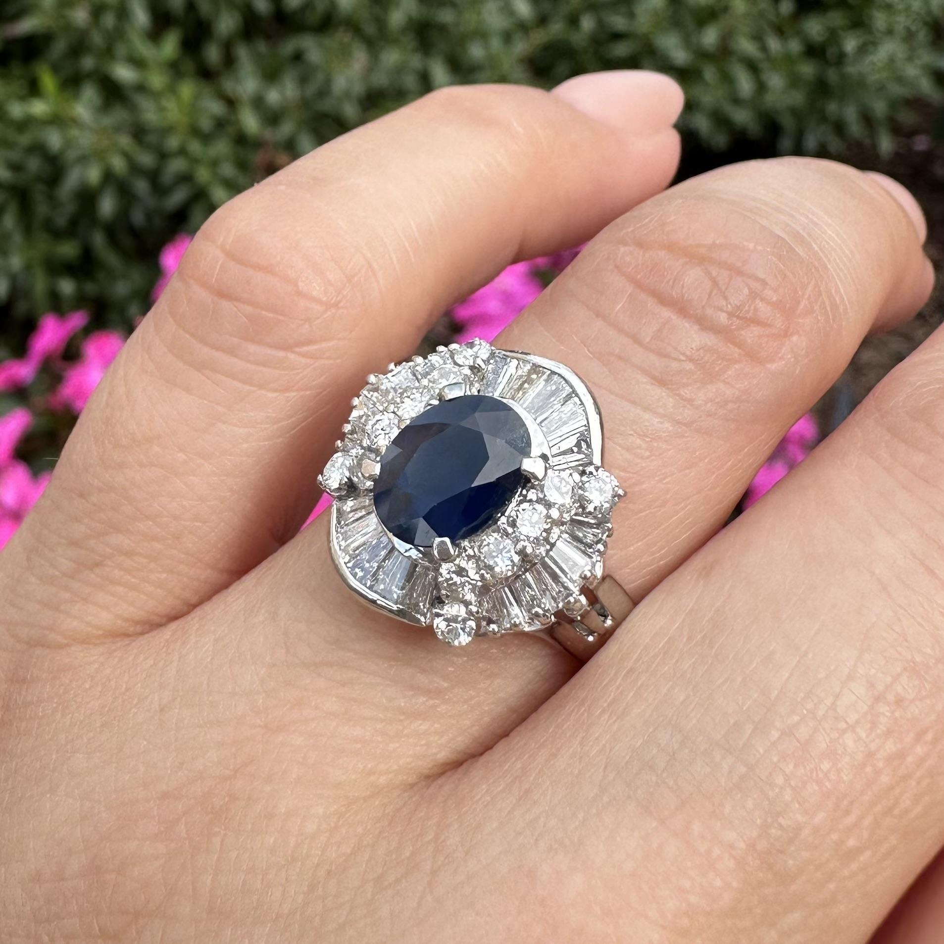 Anello svasato in platino con zaffiro ovale grande da 3,48 carati e diamanti tondi e baguette in vendita 11