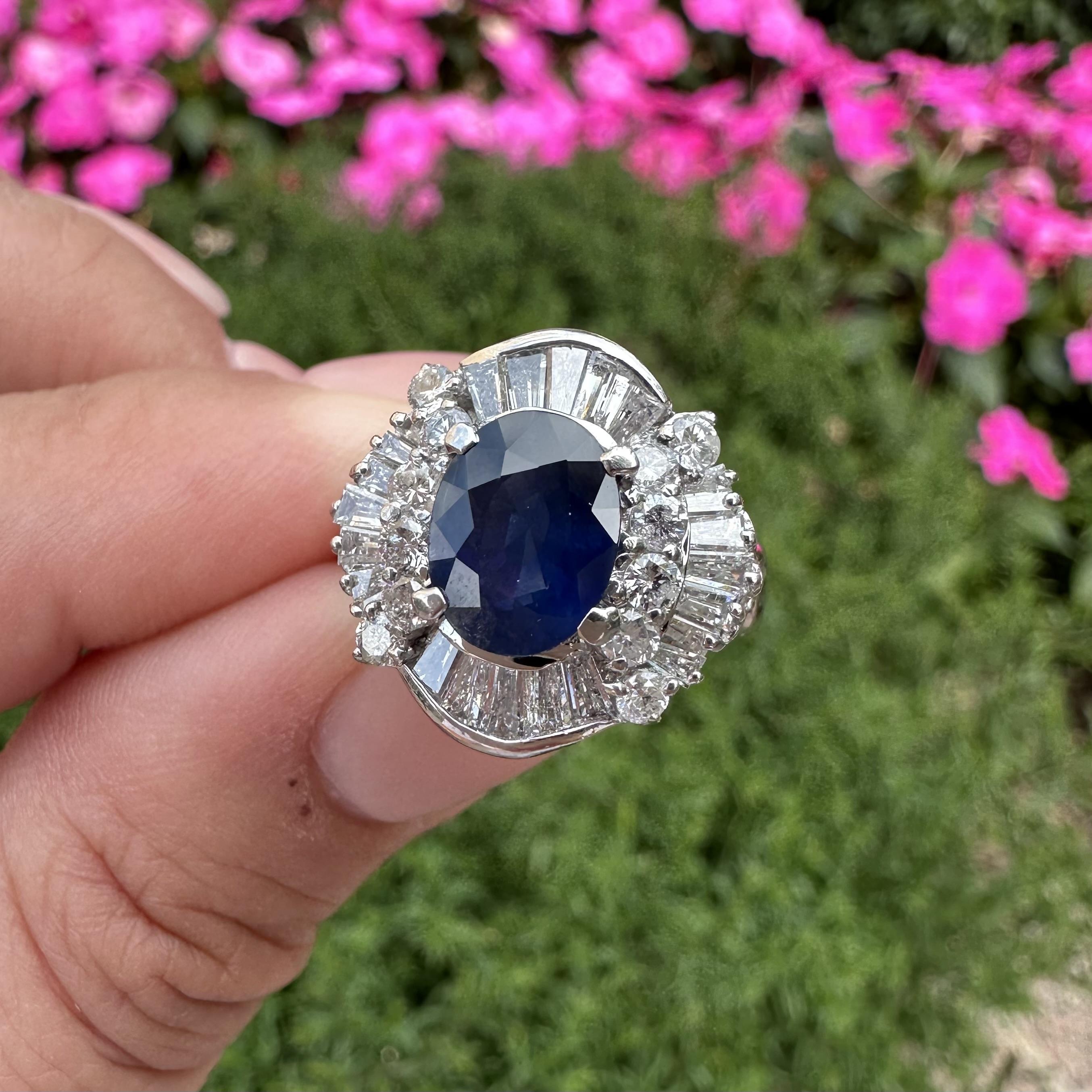 Anello svasato in platino con zaffiro ovale grande da 3,48 carati e diamanti tondi e baguette in vendita 12