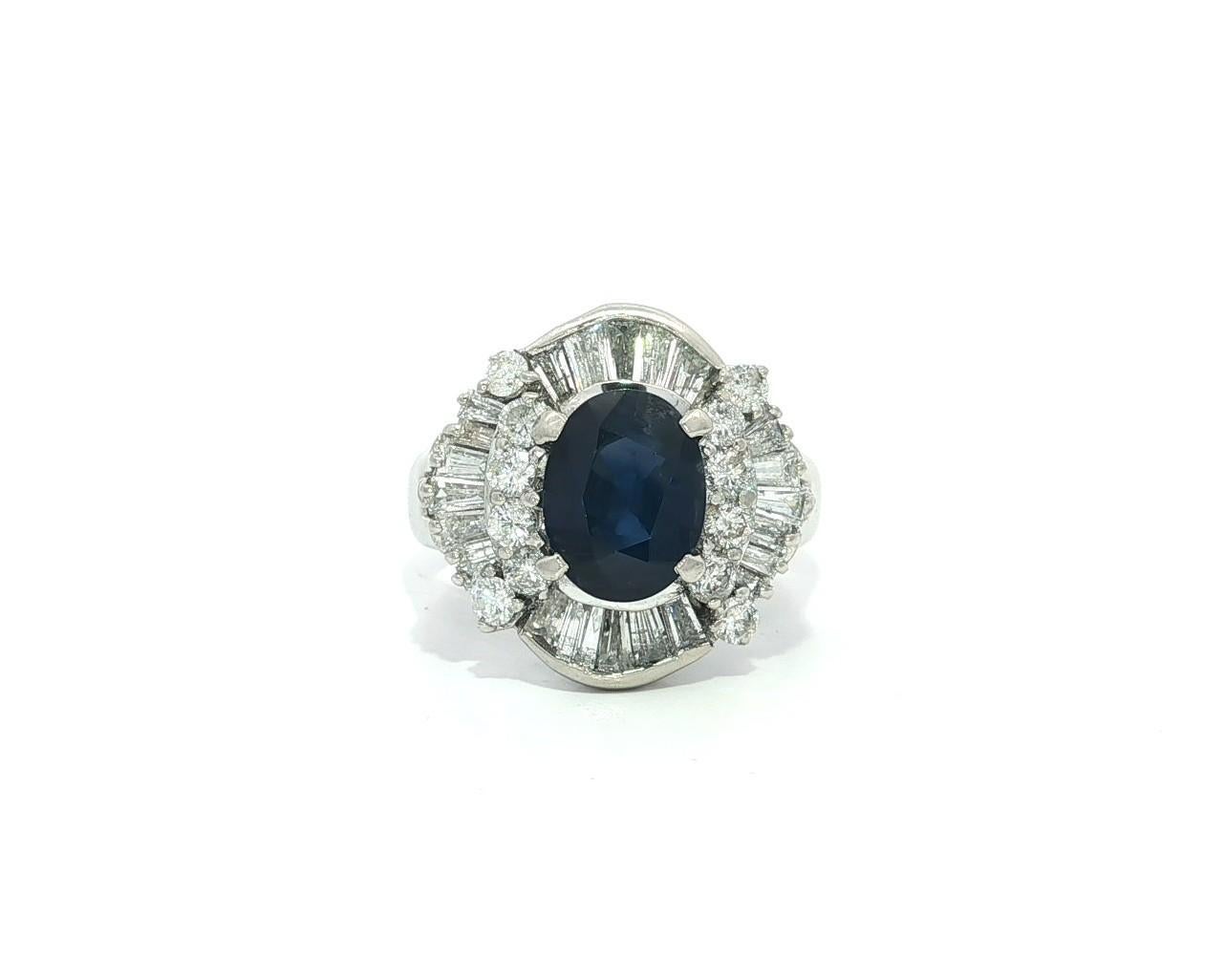 --Pietre: --
(1) Zaffiro naturale autentico - grande - taglio ovale Brilliante - incastonato - colore blu intenso e ricco - 9x6.9mm - 2.10ct (esatto)
Numerosi diamanti naturali autentici - Taglio Baguette e Brillante Rotondo - Incastonati - Bei