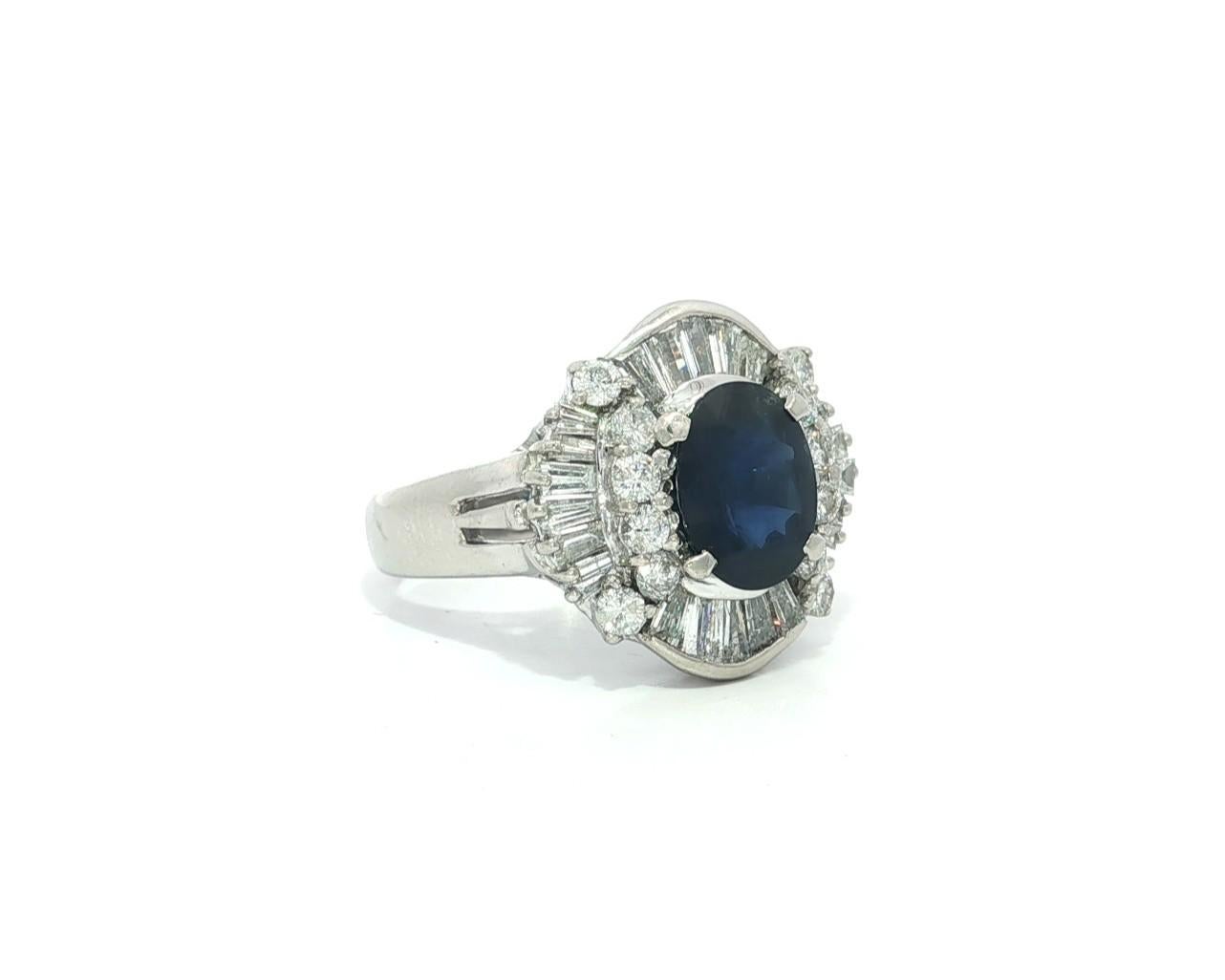 Taglio brillante Anello svasato in platino con zaffiro ovale grande da 3,48 carati e diamanti tondi e baguette in vendita