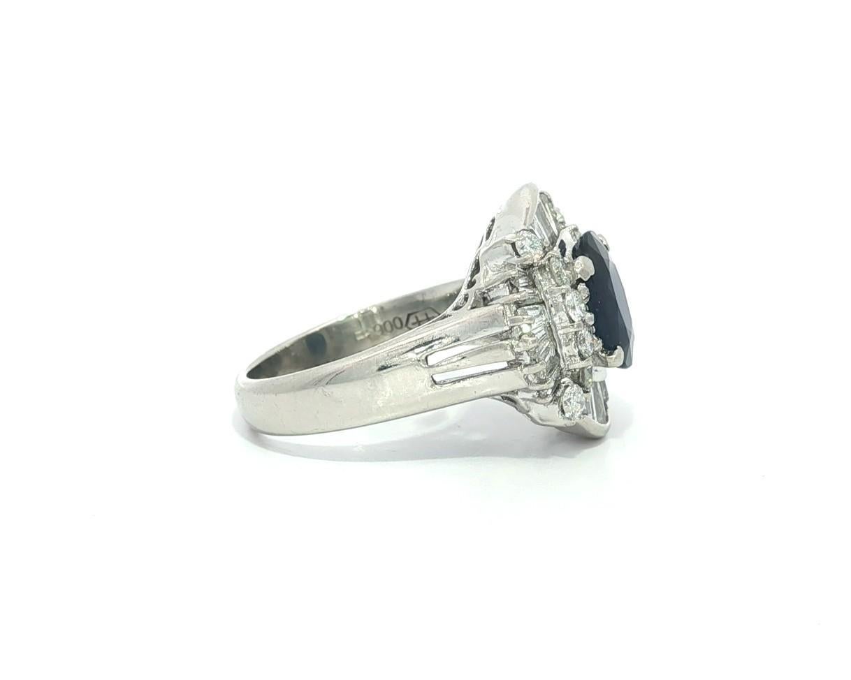 Anello svasato in platino con zaffiro ovale grande da 3,48 carati e diamanti tondi e baguette In condizioni ottime in vendita a Montclair, NJ