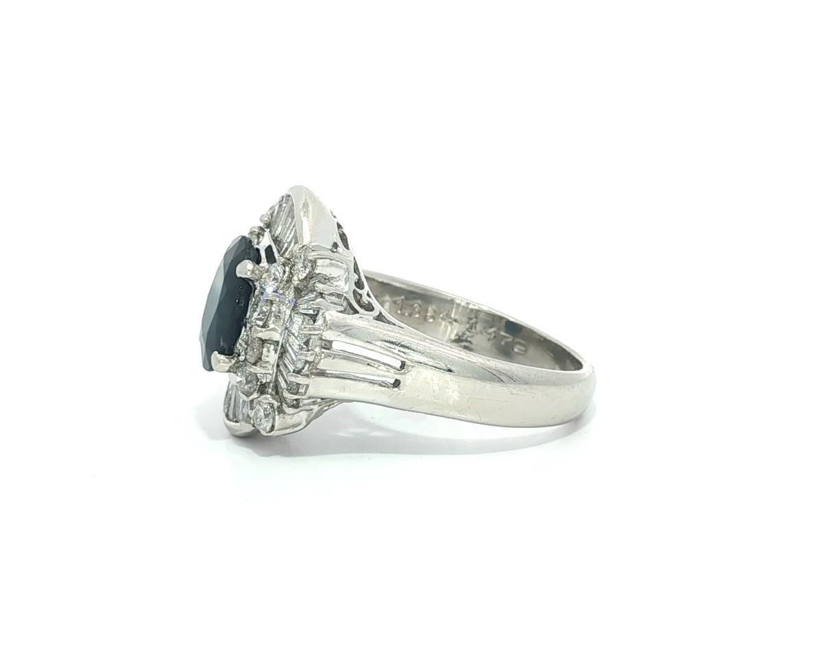 Anello svasato in platino con zaffiro ovale grande da 3,48 carati e diamanti tondi e baguette in vendita 1