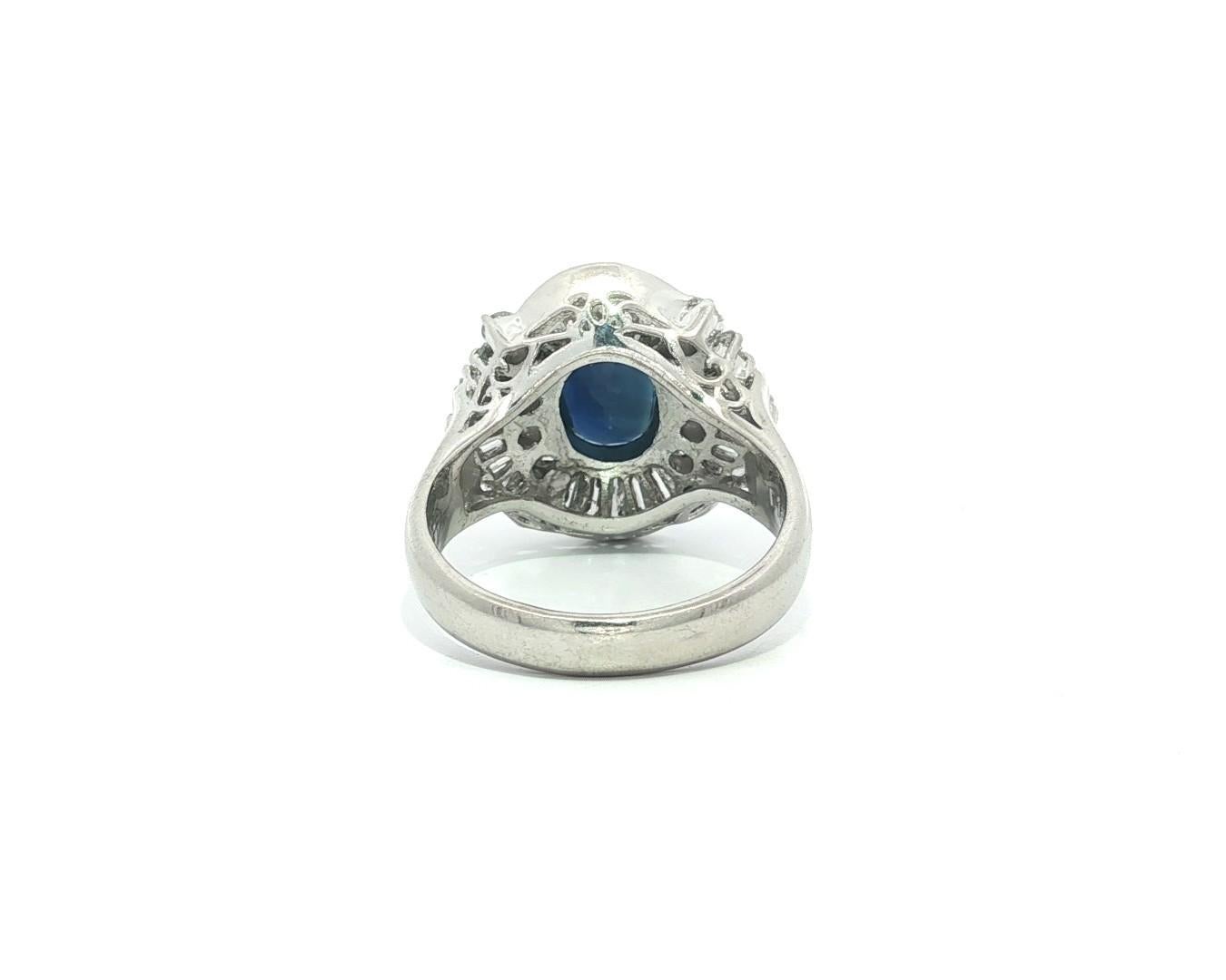 Anello svasato in platino con zaffiro ovale grande da 3,48 carati e diamanti tondi e baguette in vendita 2