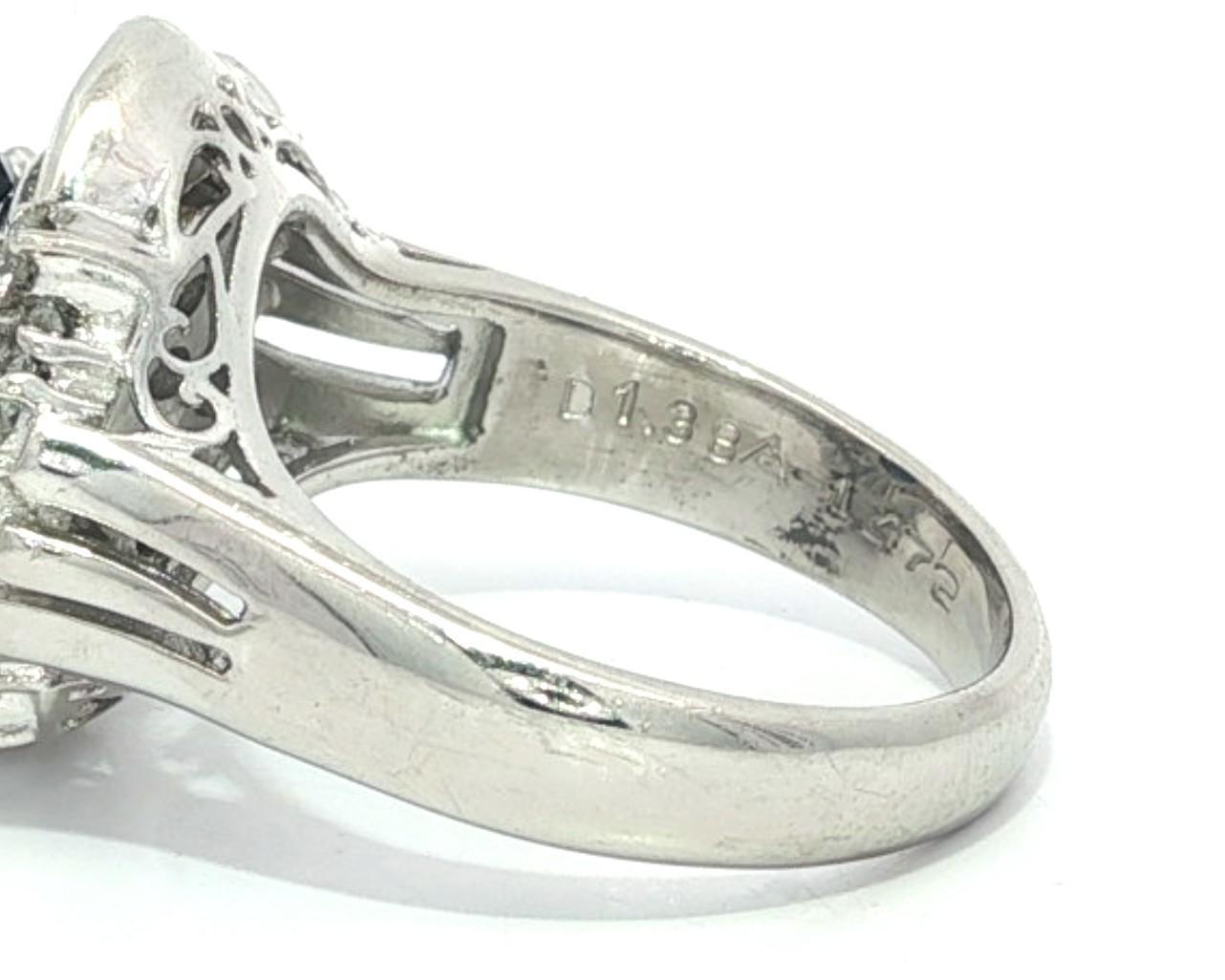 Anello svasato in platino con zaffiro ovale grande da 3,48 carati e diamanti tondi e baguette in vendita 3