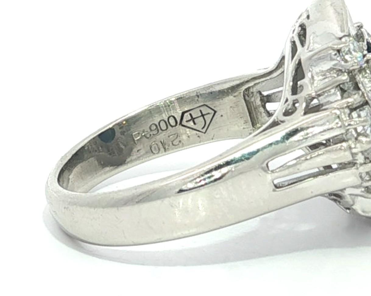 Anello svasato in platino con zaffiro ovale grande da 3,48 carati e diamanti tondi e baguette in vendita 4