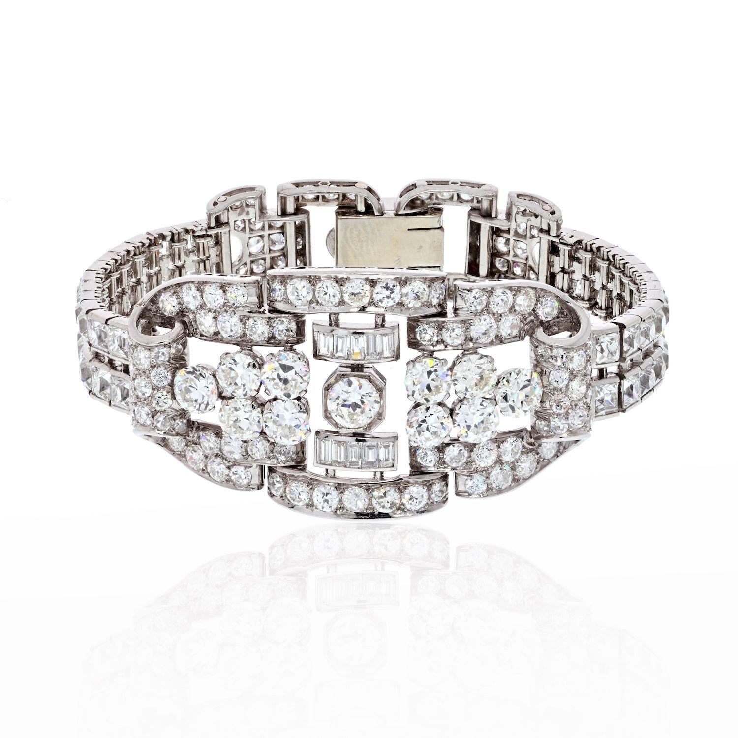 Questo particolare pezzo è un perfetto esempio di artigianato ed eleganza Art Deco! Il bracciale è realizzato in platino come un pannello traforato che si sviluppa a partire da una placca centrale con una serie di diamanti taglio vecchio e un