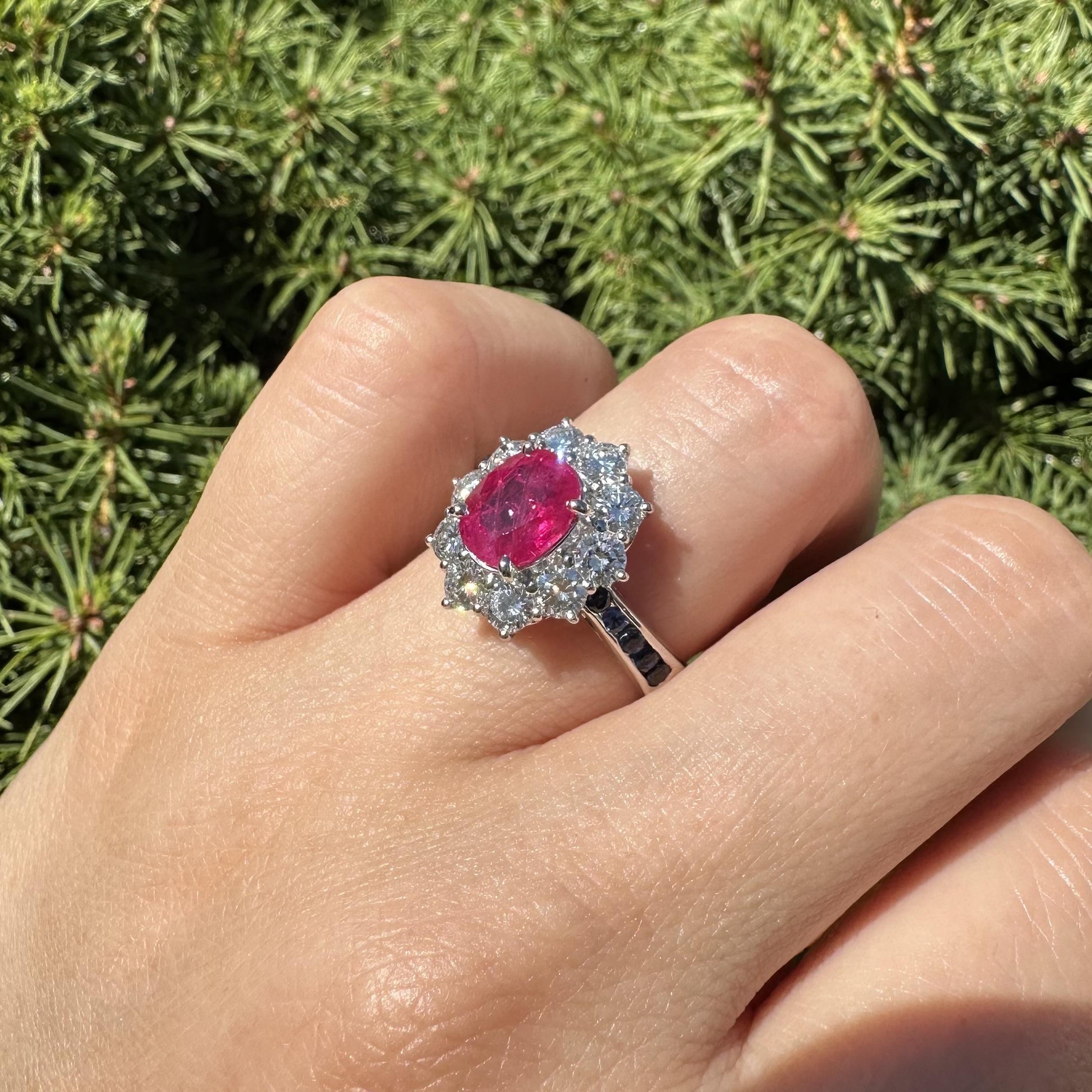 Bague d'épaules en platine 3.52ctw GIA Rouge brillant Rubis de Birmanie Diamant Halo Saphir en vente 12