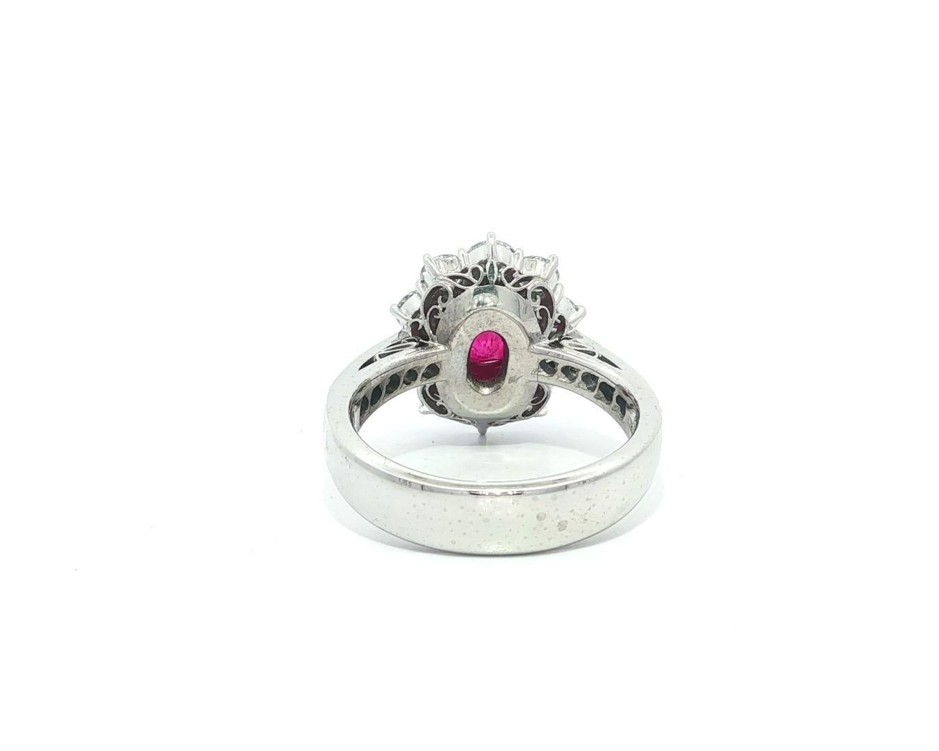 --Pierre(s) :...
(1) Rubis naturel véritable - taille ovale brillante - serti - couleur rouge vif - Birmanie - chauffé - 2.0ct (exact)
** Voir les détails de la certification ci-dessous pour des informations complètes
(10) Diamants naturels