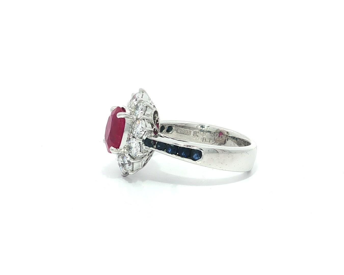 Taille brillant Bague d'épaules en platine 3.52ctw GIA Rouge brillant Rubis de Birmanie Diamant Halo Saphir en vente
