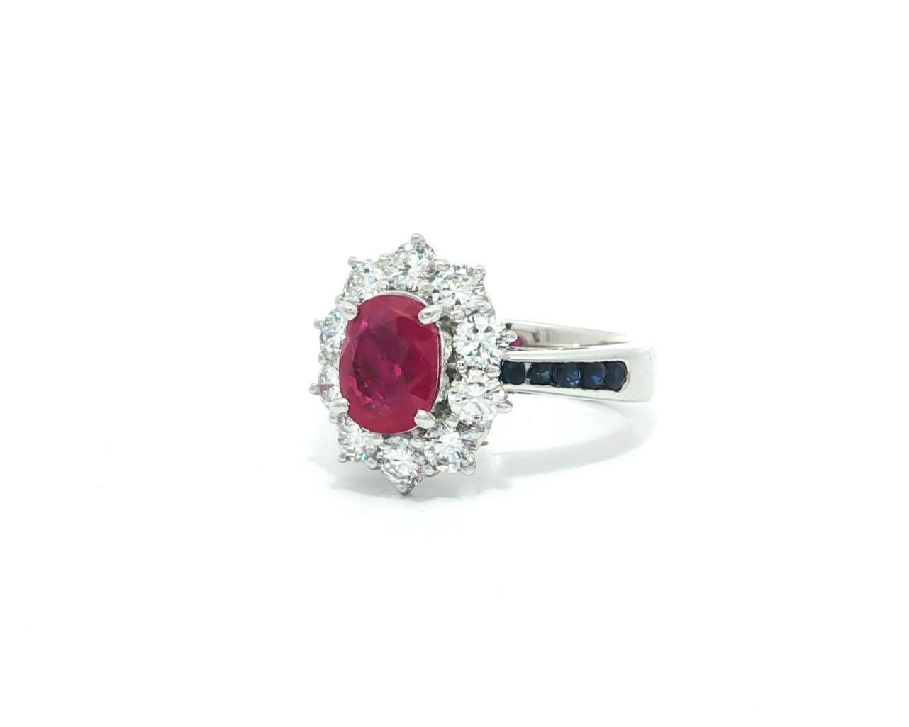 Bague d'épaules en platine 3.52ctw GIA Rouge brillant Rubis de Birmanie Diamant Halo Saphir en vente 1