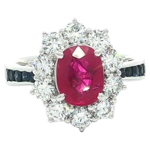 Anello in platino con diamante aureolato e zaffiro di colore rosso birmano da 3,52ctw GIA