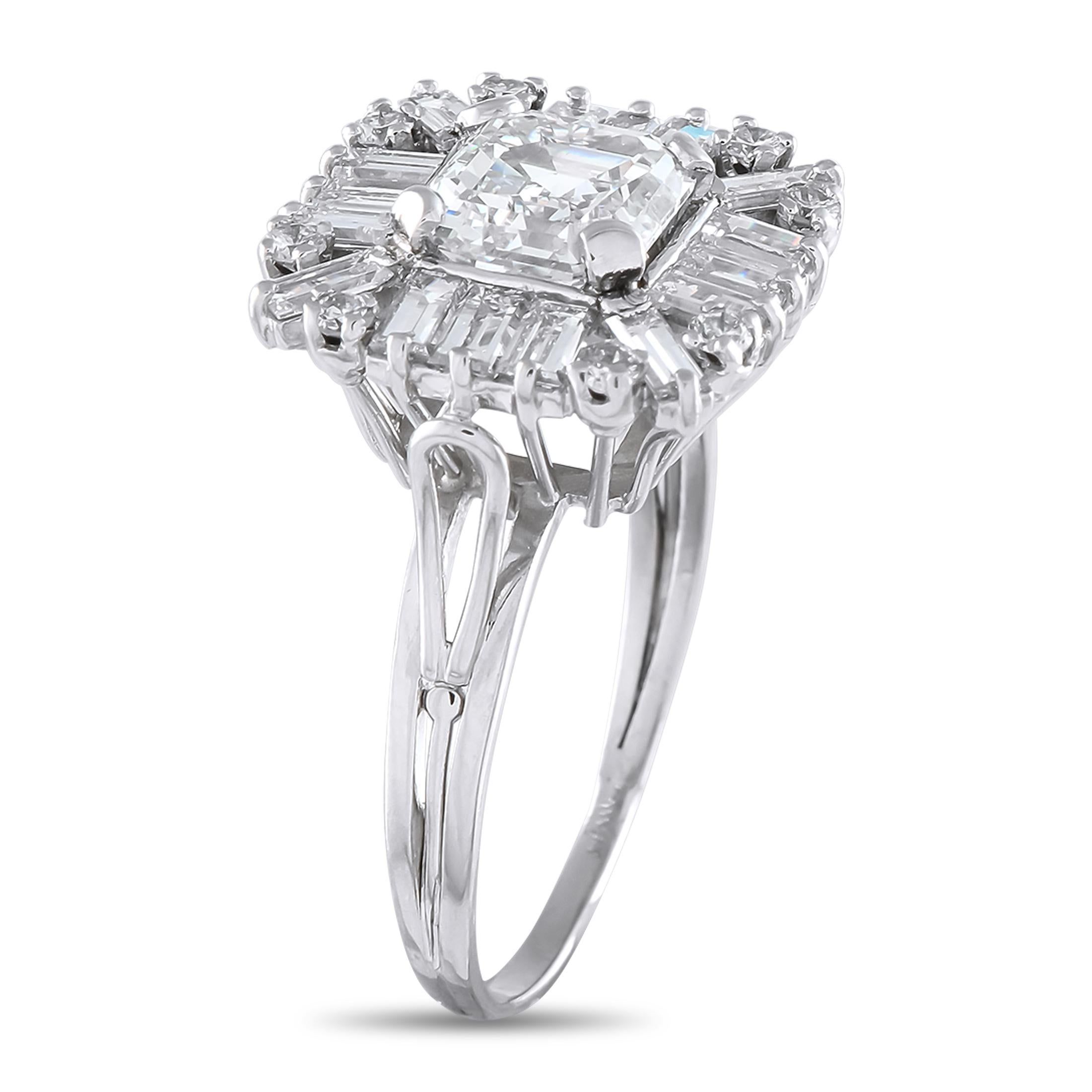 Cette bague de luxe scintillante émettra de la lumière sans effort. La pierre centrale est un diamant Asscher de 2,0 carats, certifié par la GIA, de couleur G et de pureté VS2. Des diamants supplémentaires, d'un poids total de 1,56 carat, rehaussent