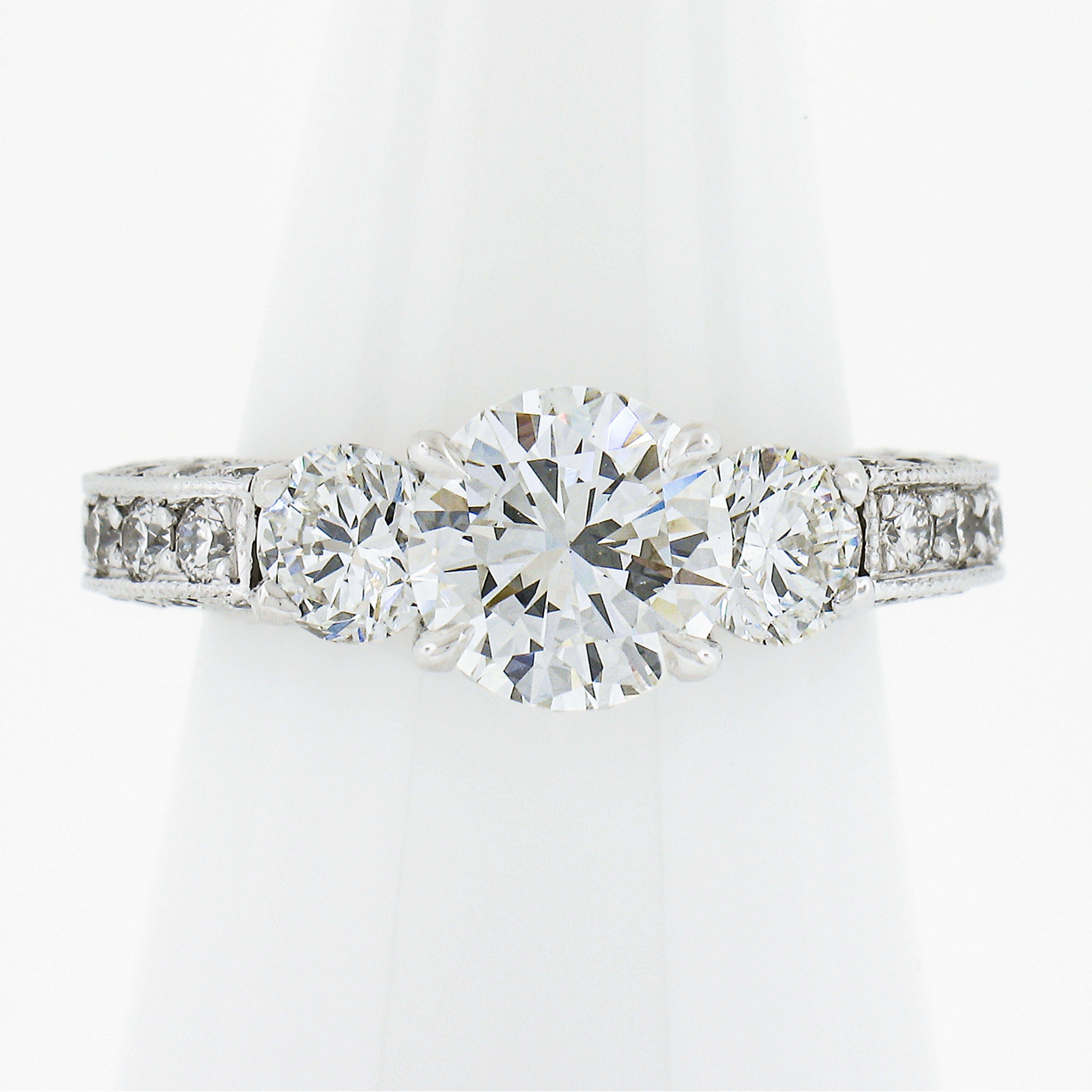 -- A. Stone...
(1) Diamante naturale autentico - taglio rotondo brillante - incastonato - colore J - purezza VS2 - dimensione premium - 1,85ct (esatto - certificato) **Vedi i dettagli della certificazione qui sotto**
(2) Diamanti Nature autentici -