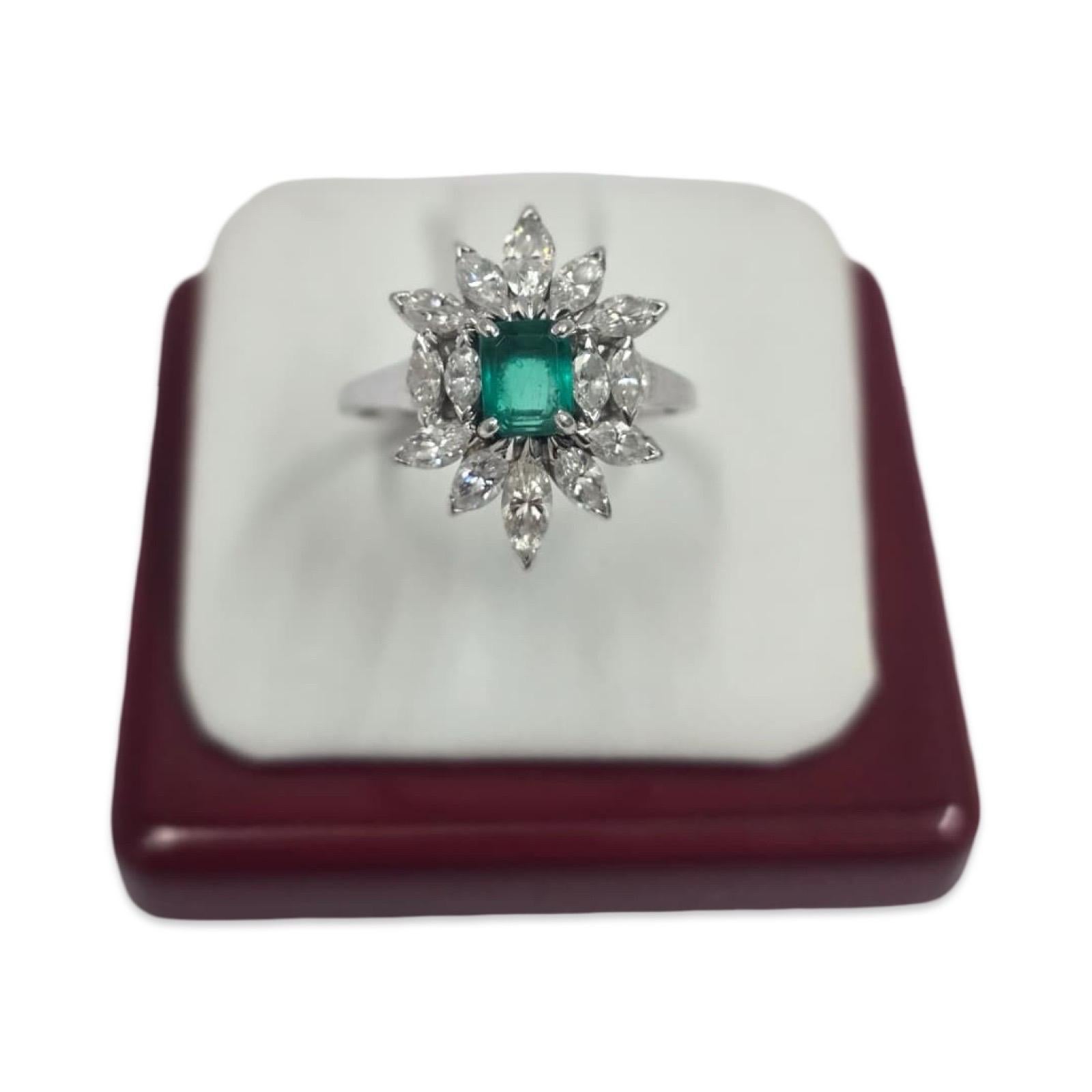 Platin 3,64 TCW Smaragd und Marquise Diamant Cluster Ring im Angebot 5