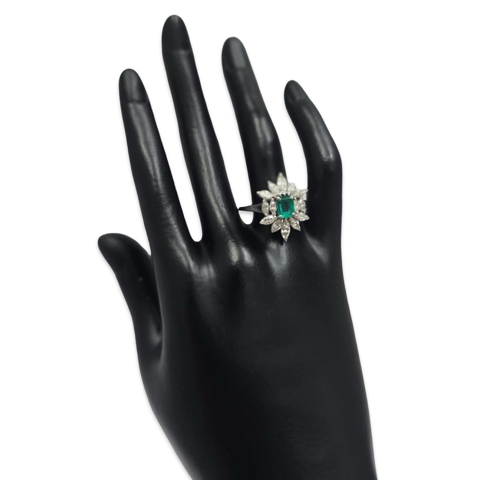 Platin 3,64 TCW Smaragd und Marquise Diamant Cluster Ring im Zustand „Hervorragend“ im Angebot in Miami, FL