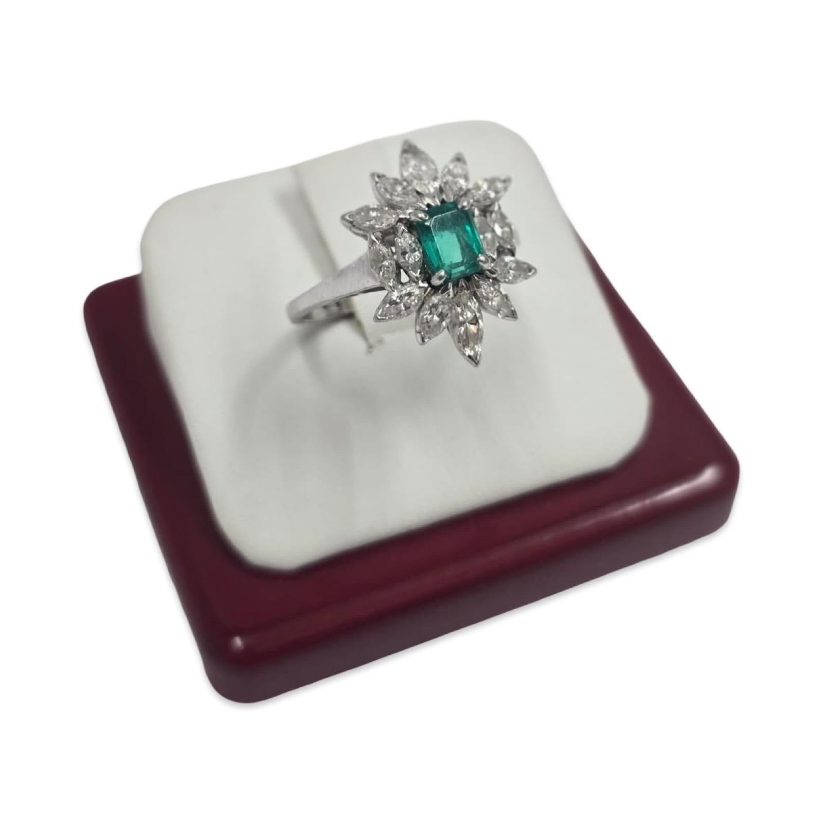 Platin 3,64 TCW Smaragd und Marquise Diamant Cluster Ring im Angebot 3