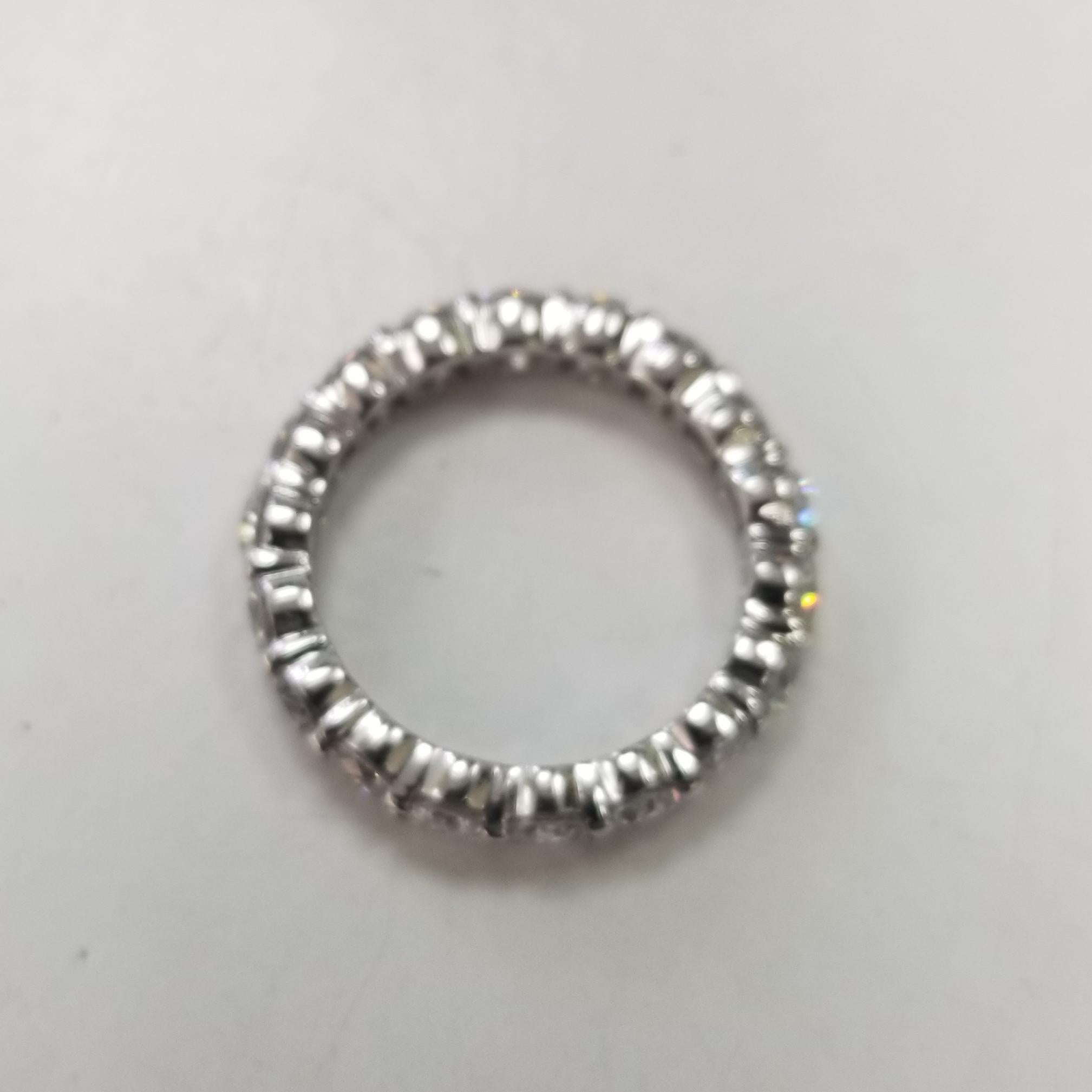 Platin 3,65 Karat Diamant Ewigkeitsring mit geteilten Zacken (Moderne) im Angebot