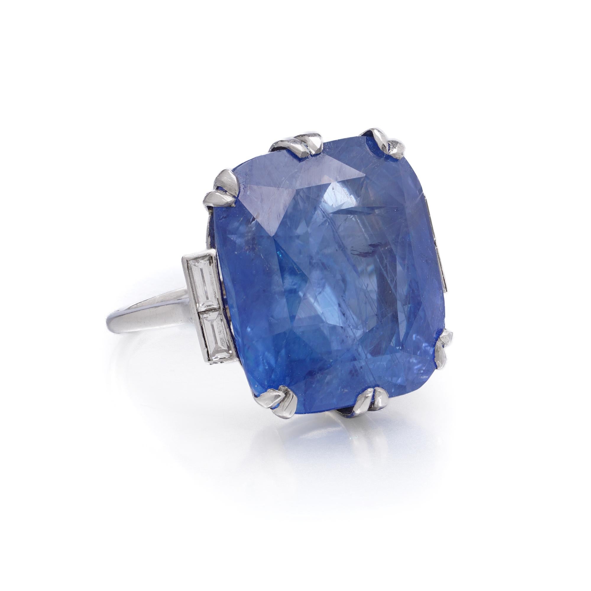 Platin 36,83 ct. Unerhitzter Burma-Saphir und Diamant-Cocktailring im Zustand „Hervorragend“ im Angebot in Braintree, GB