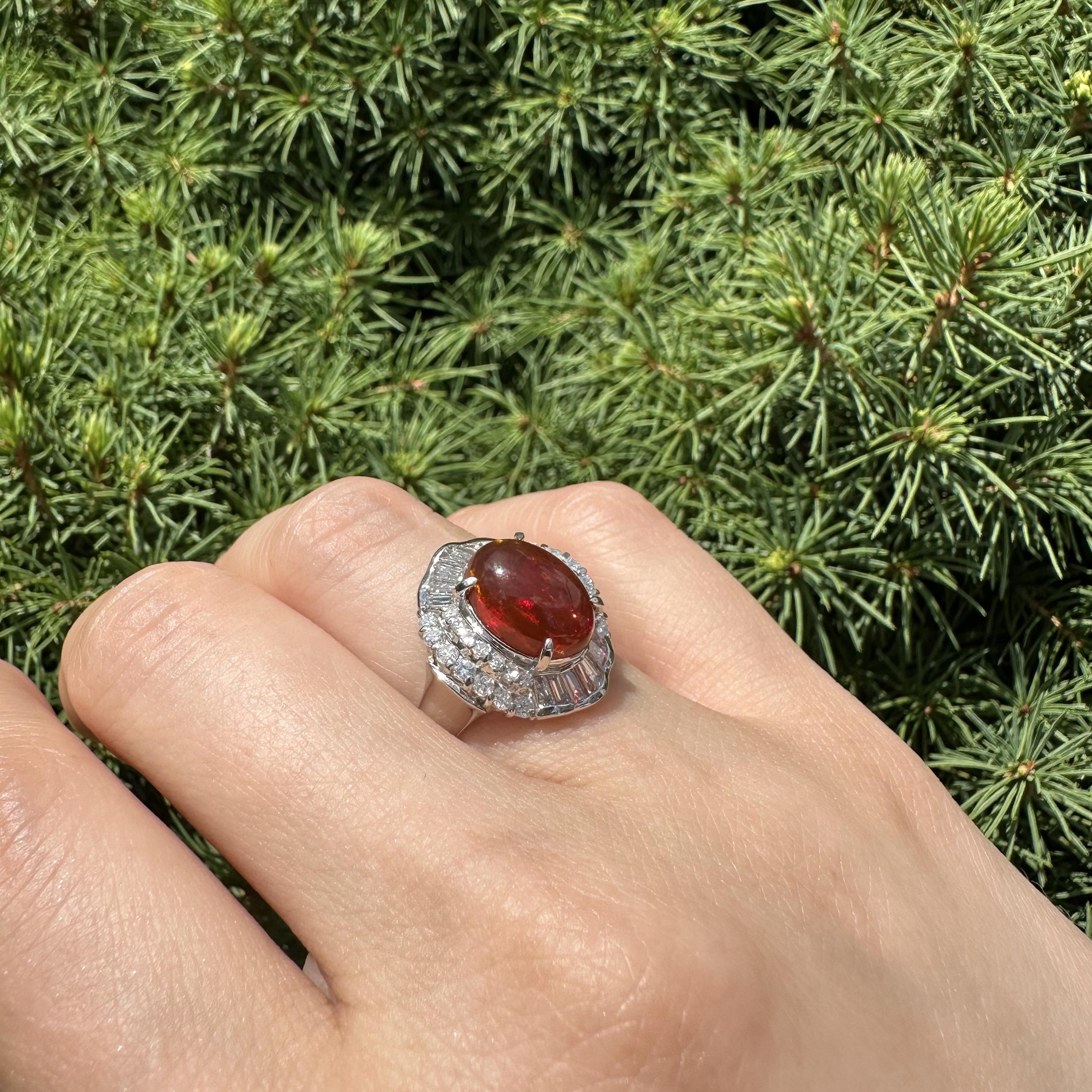 Anello in platino con doppio alone di diamanti e opale arancione di fuoco di alta qualità da 3,68 carati In condizioni ottime in vendita a Montclair, NJ