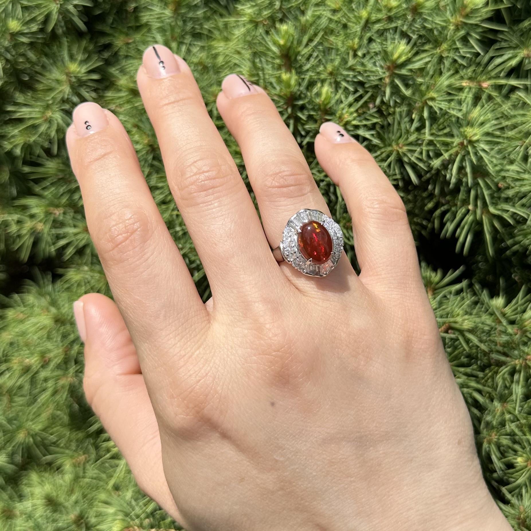 Anello in platino con doppio alone di diamanti e opale arancione di fuoco di alta qualità da 3,68 carati in vendita 2