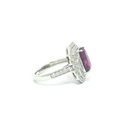 Bague moderne en platine sertie d'un saphir violet du Cachemire de 3,73 carats au total, certifié GIA, taille « coussin », non traité thermiquement, et de diamants