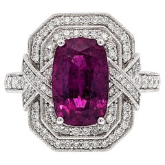 Bague moderne en platine sertie d'un saphir violet du Cachemire de 3,73 carats au total, certifié GIA, taille « coussin », non traité thermiquement, et de diamants