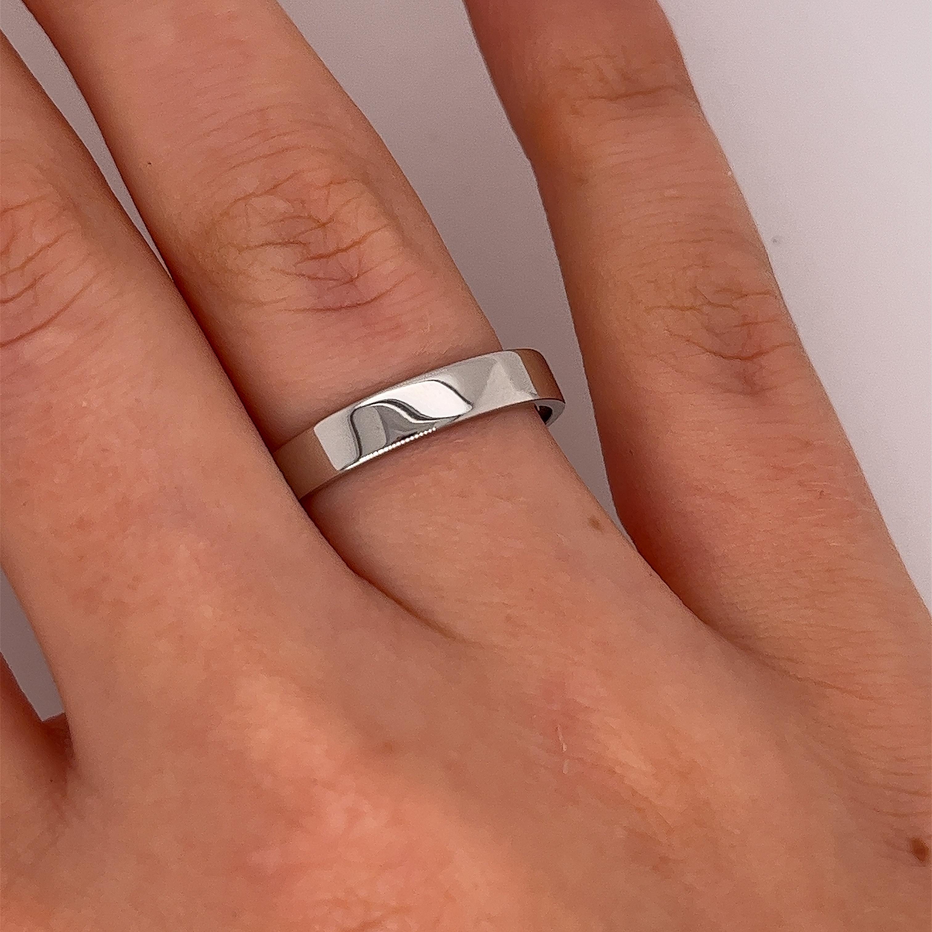 Platinum 3.85mm wide Gents Wedding Ring, 5.8g For Sale 1
