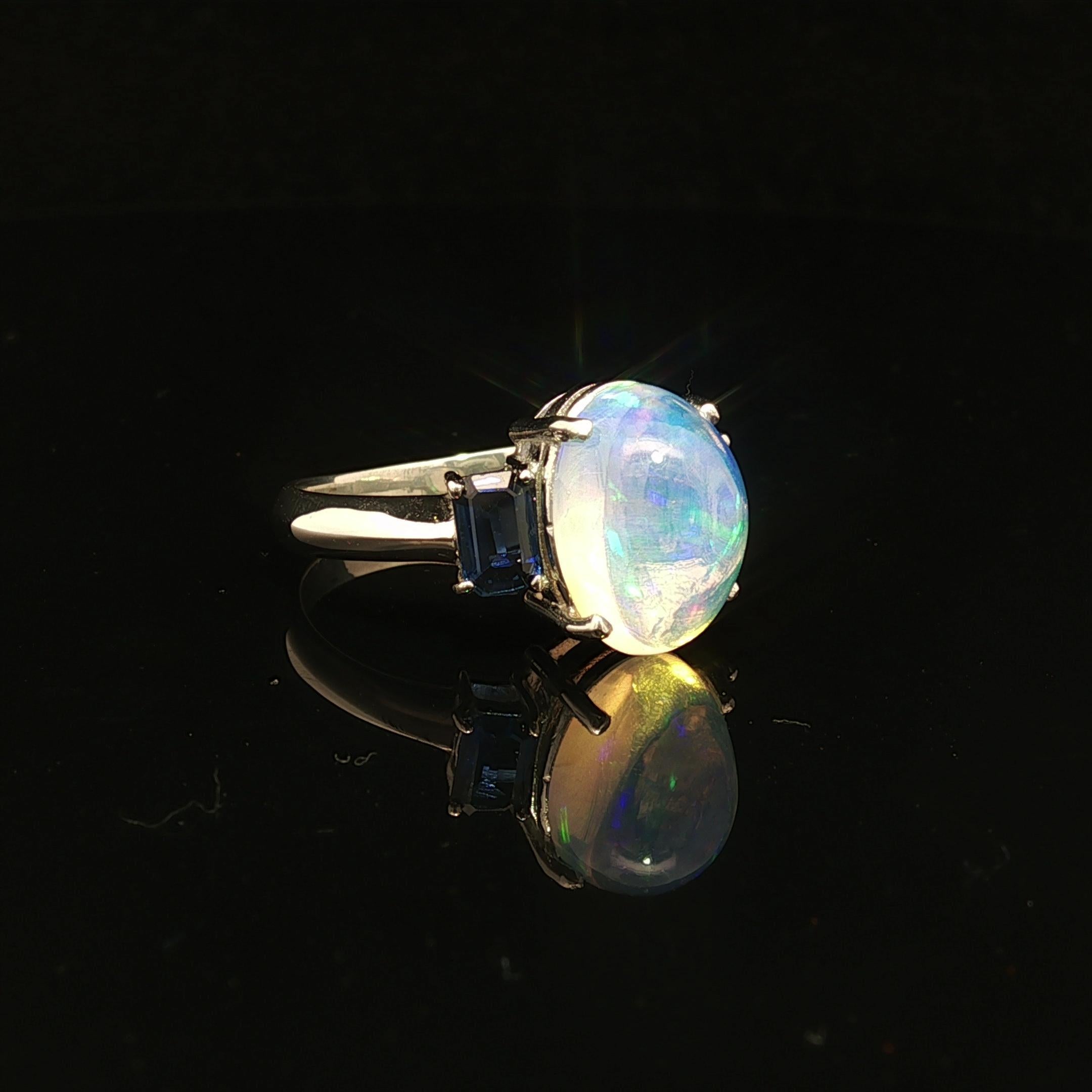 Bague en platine 3.89ctw Oval Cabochon Jelly Opal & Blue Emerald Cut Sapphire Sides en vente 6