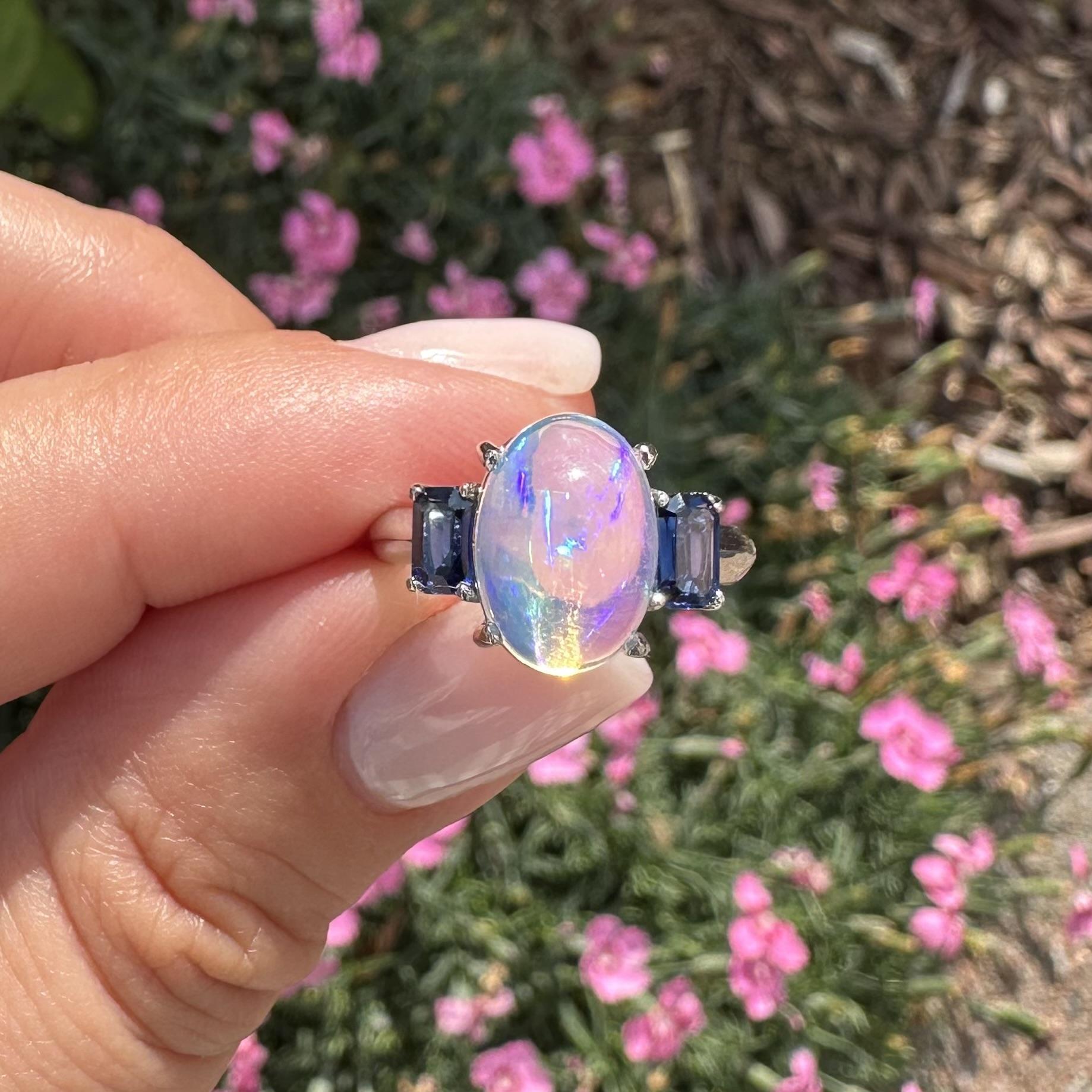 Bague en platine 3.89ctw Oval Cabochon Jelly Opal & Blue Emerald Cut Sapphire Sides en vente 9