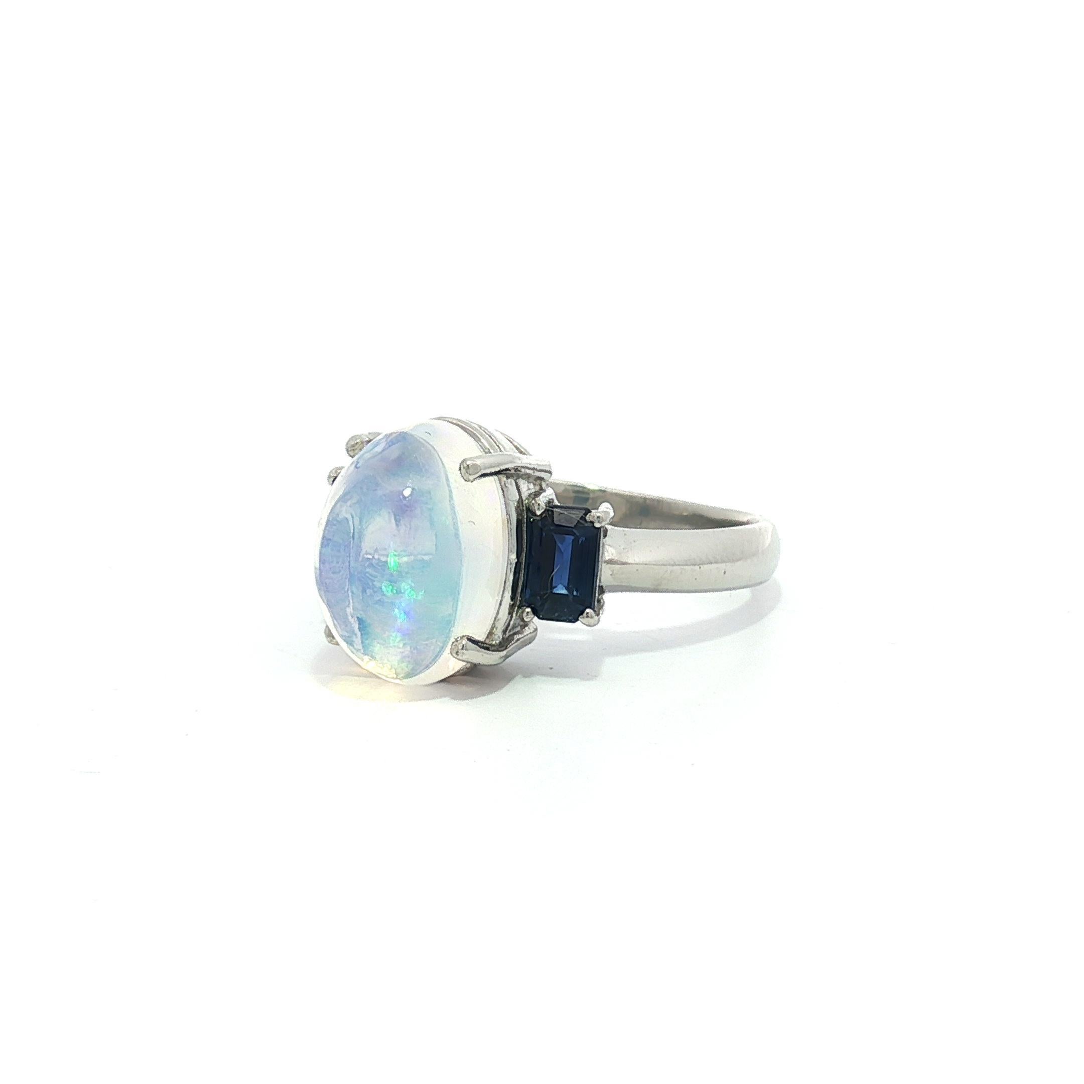 Bague en platine 3.89ctw Oval Cabochon Jelly Opal & Blue Emerald Cut Sapphire Sides Excellent état - En vente à Montclair, NJ