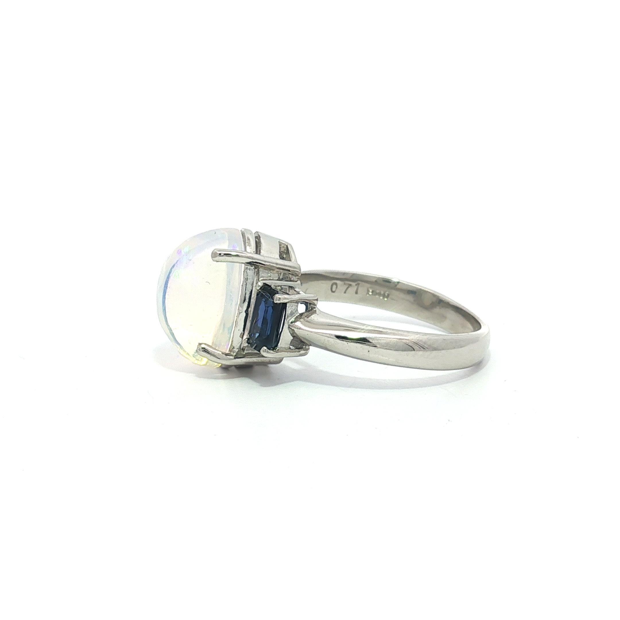 Bague en platine 3.89ctw Oval Cabochon Jelly Opal & Blue Emerald Cut Sapphire Sides Pour femmes en vente