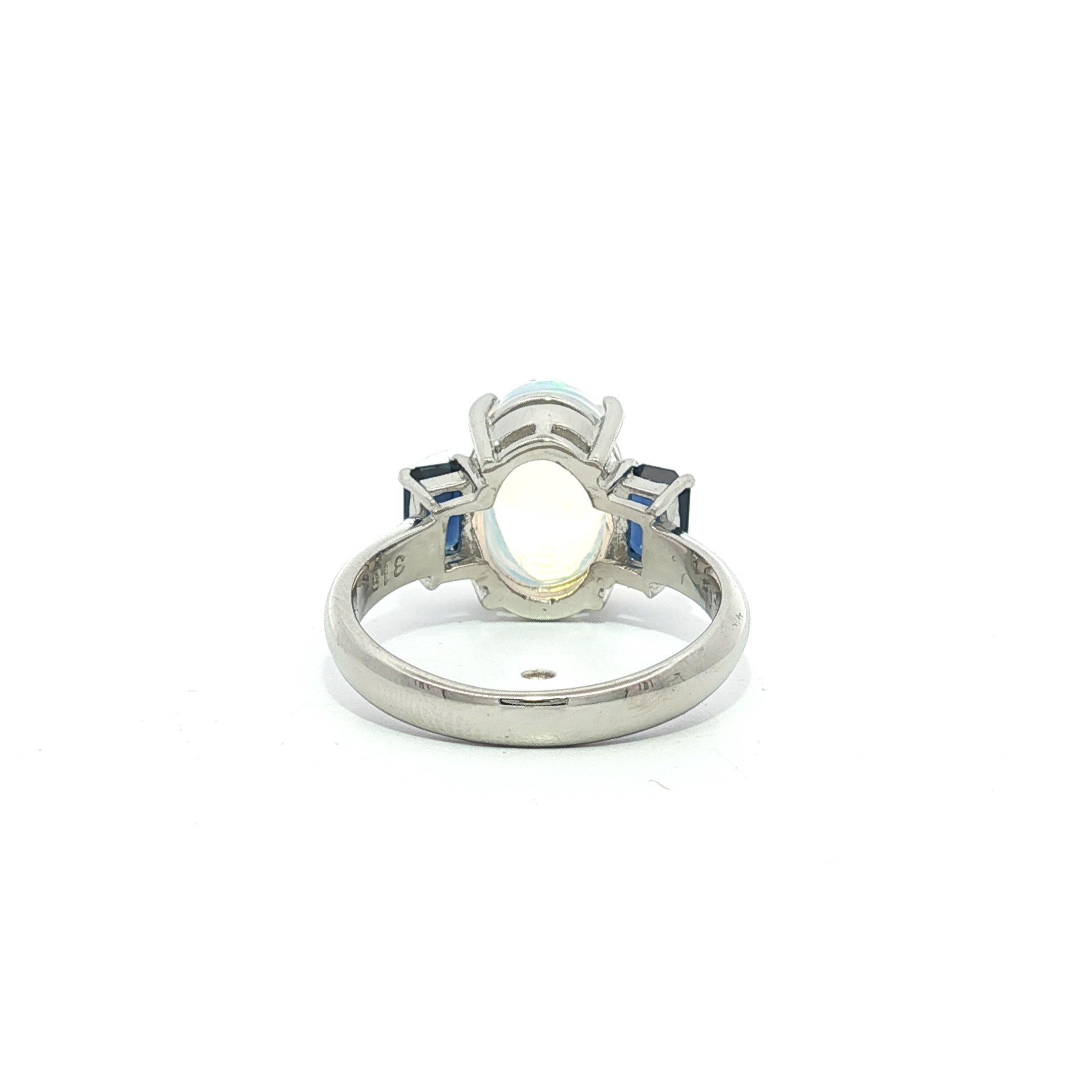 Bague en platine 3.89ctw Oval Cabochon Jelly Opal & Blue Emerald Cut Sapphire Sides en vente 1
