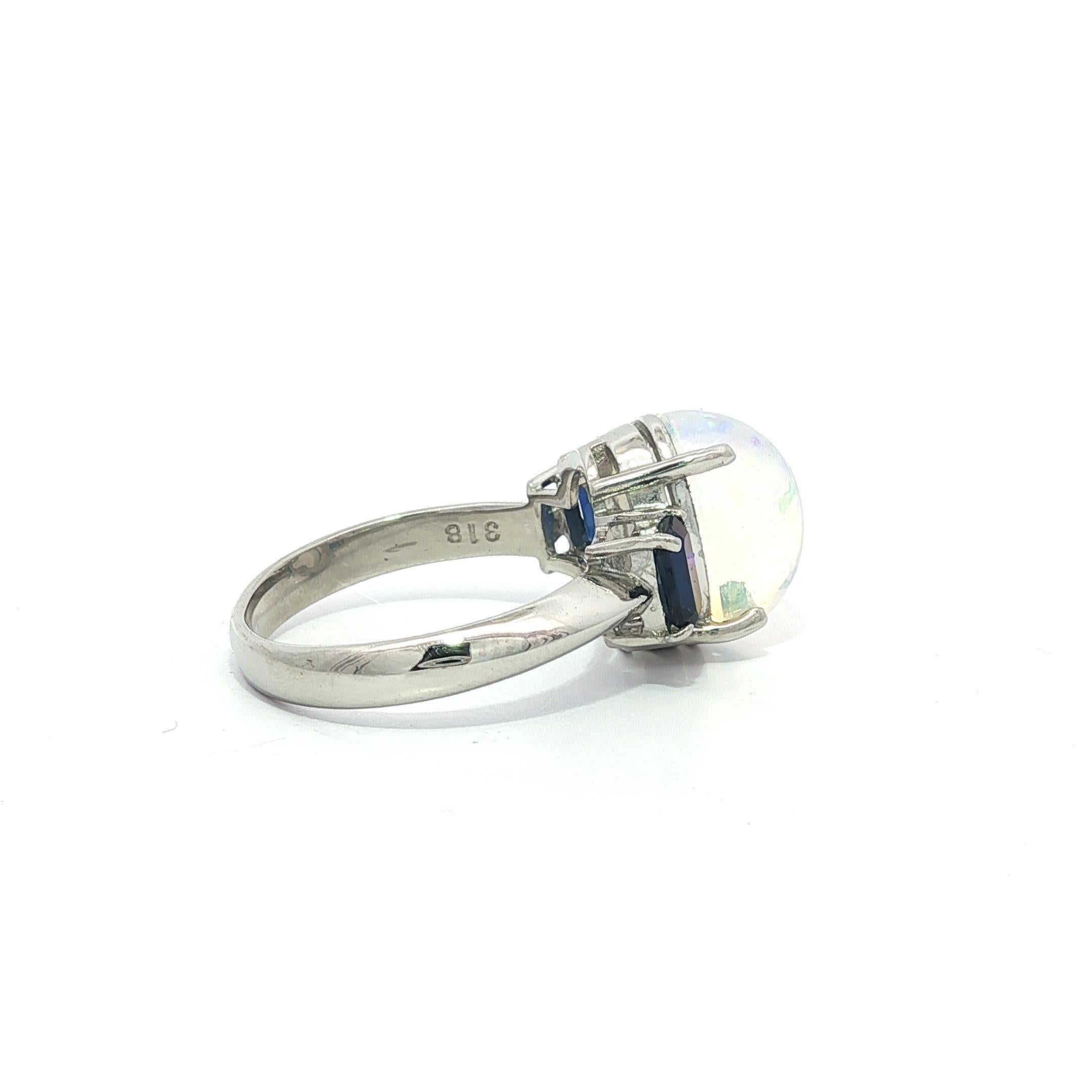Bague en platine 3.89ctw Oval Cabochon Jelly Opal & Blue Emerald Cut Sapphire Sides en vente 2