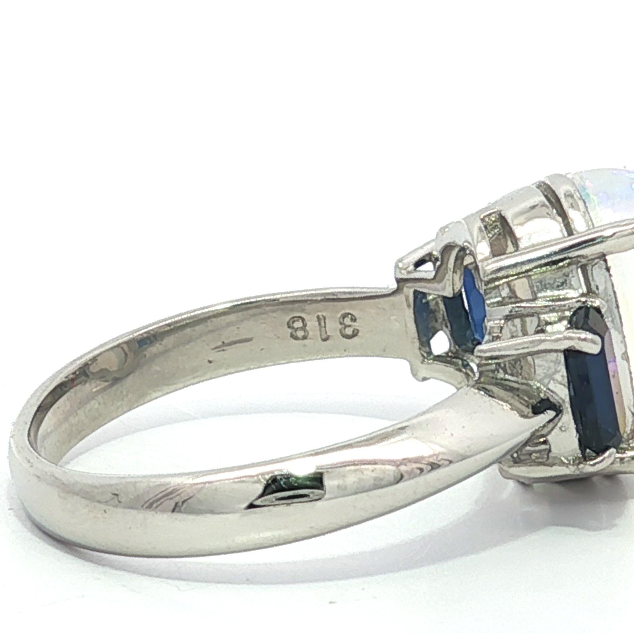 Bague en platine 3.89ctw Oval Cabochon Jelly Opal & Blue Emerald Cut Sapphire Sides en vente 3