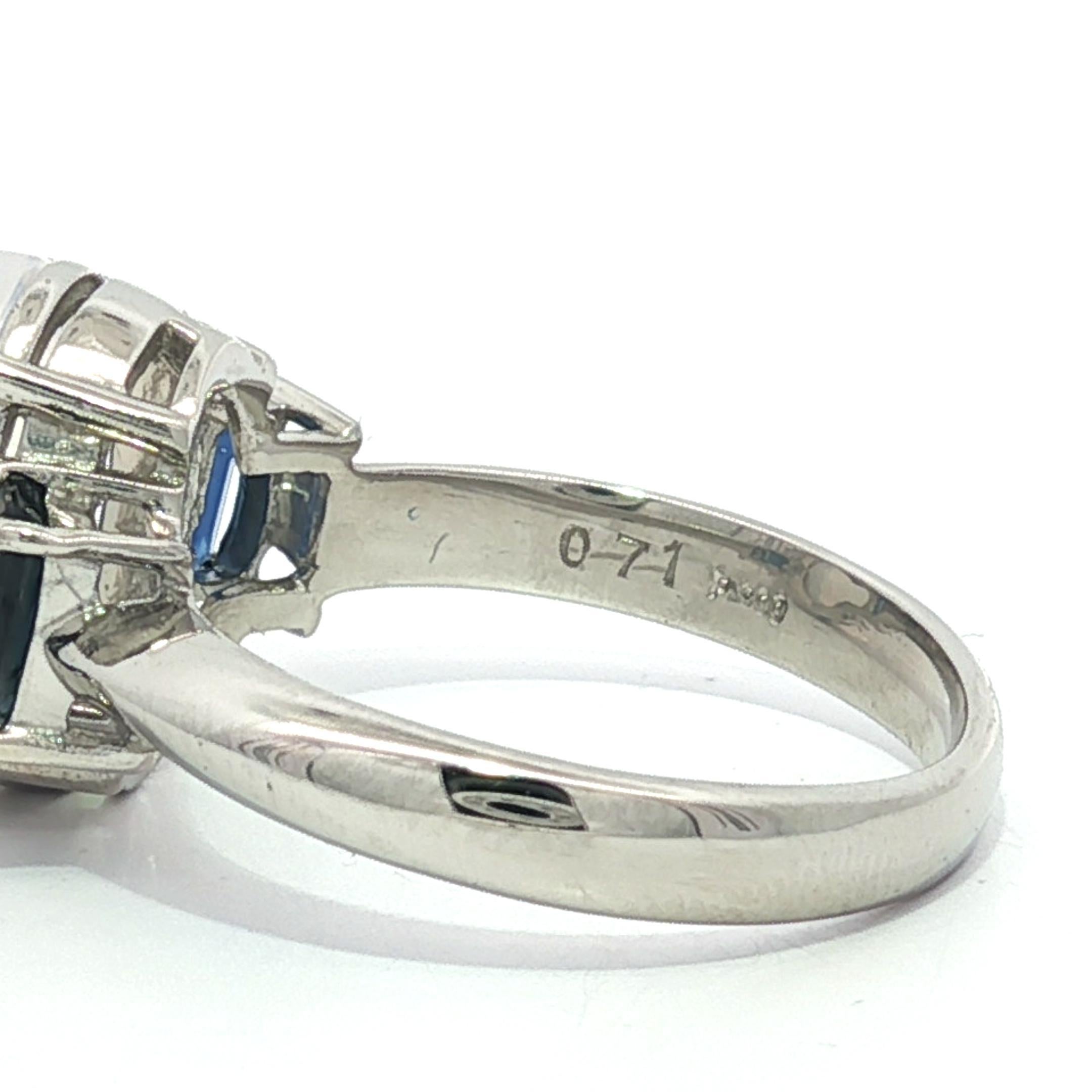 Bague en platine 3.89ctw Oval Cabochon Jelly Opal & Blue Emerald Cut Sapphire Sides en vente 4