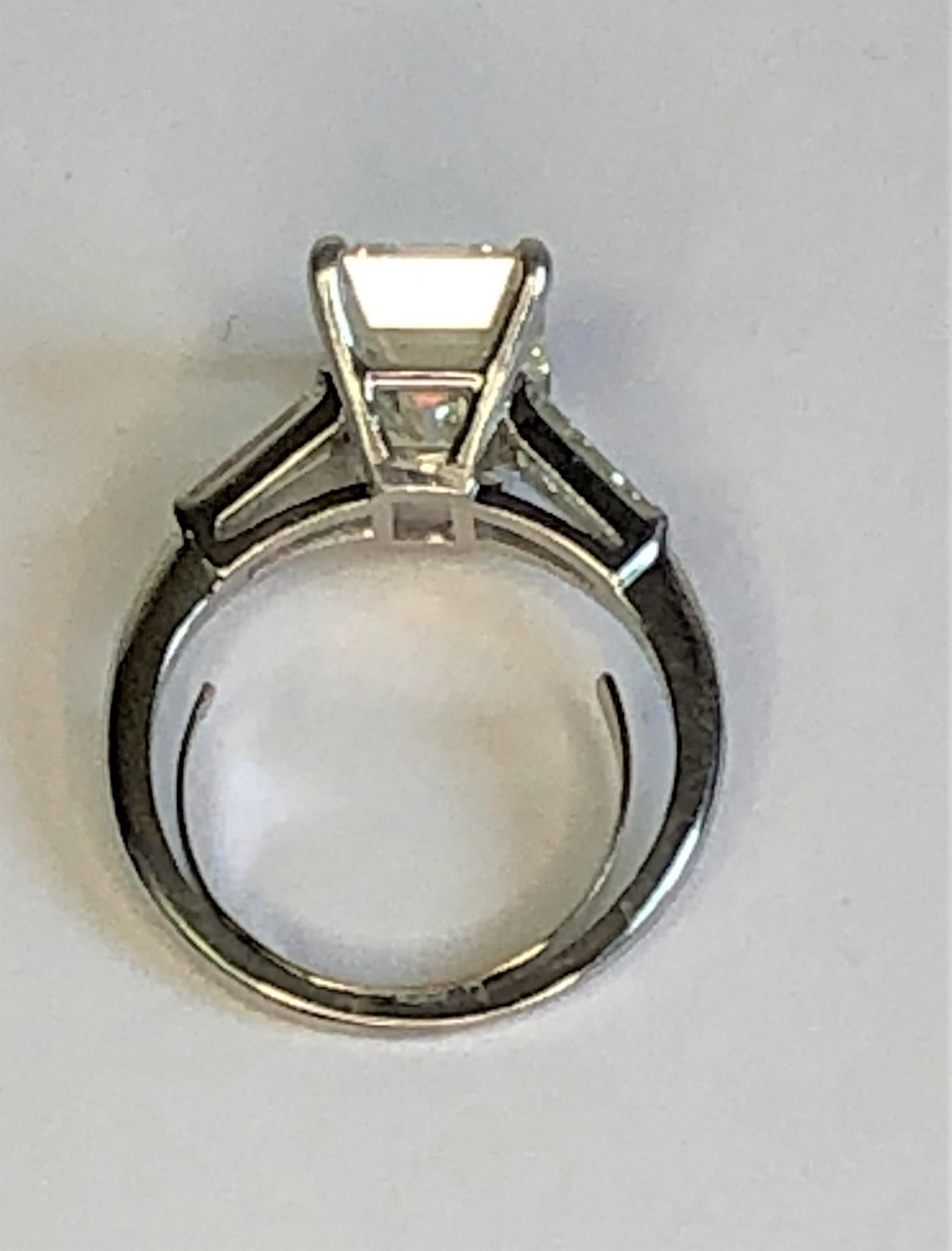 Taille émeraude 3.46tdw GIA Emerald Cut Diamond Platinum Ring (bague en platine) en vente