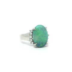 Anillo de platino con acentos de diamantes redondos y ópalo colorido oval de 3,98 ctw